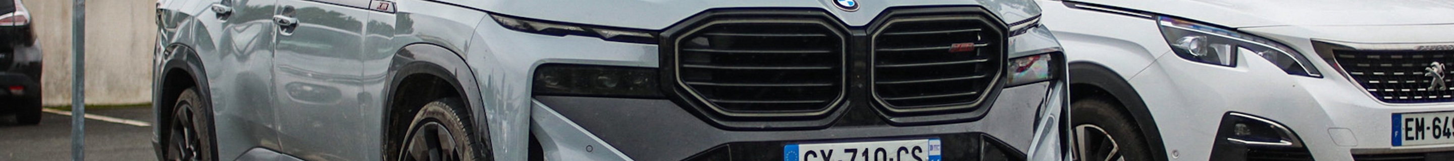 BMW XM G09 Label Red