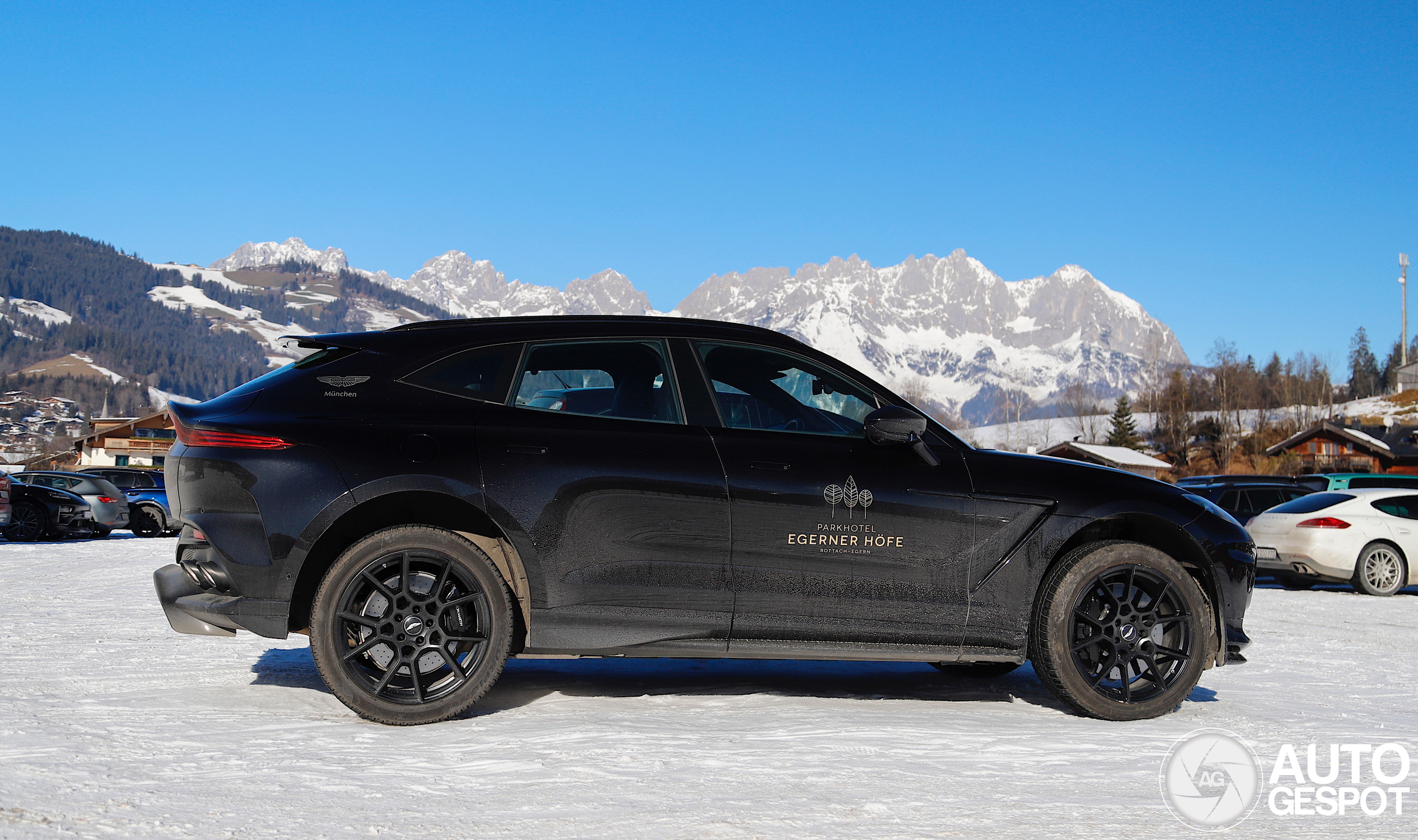 Aston Martin DBX707