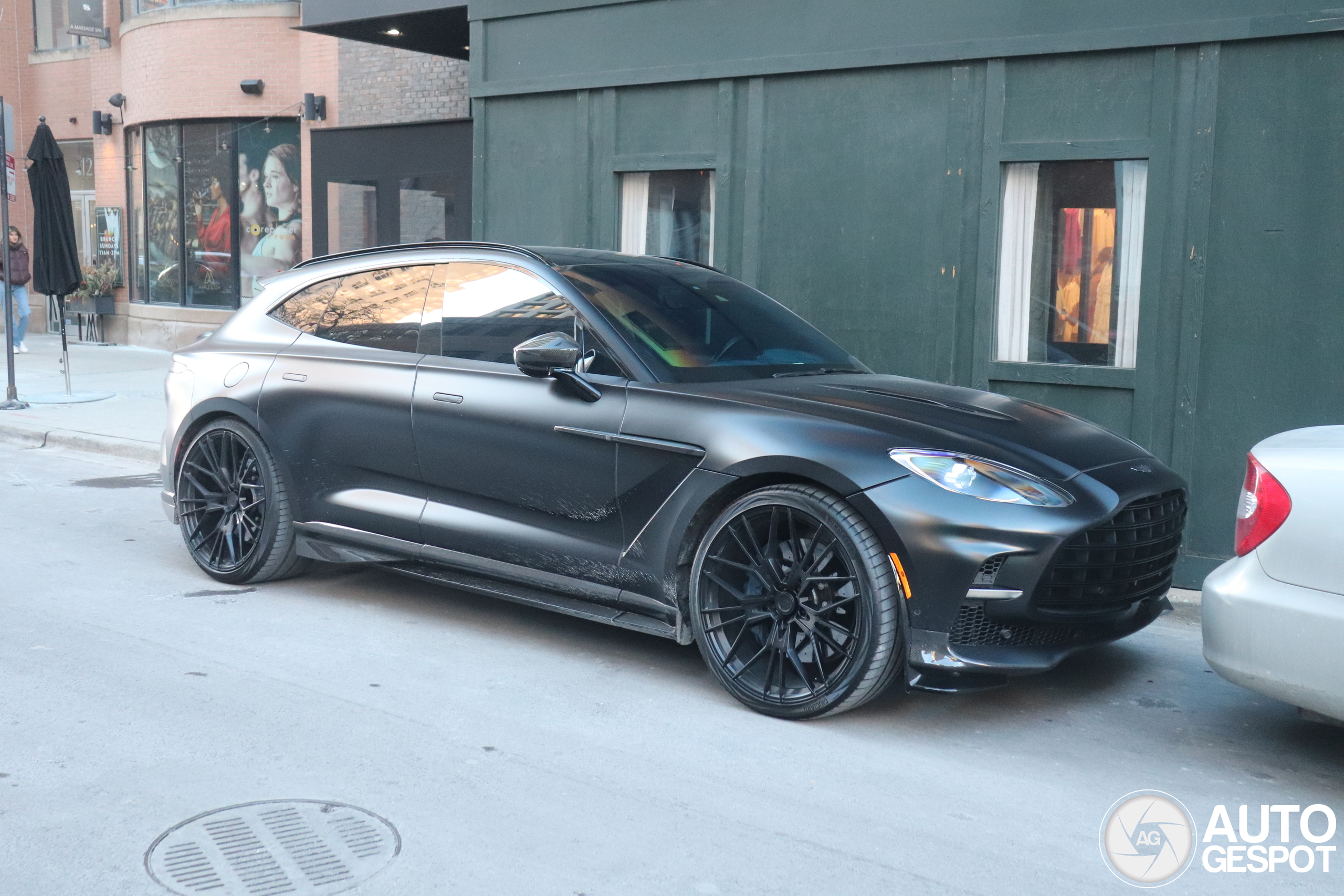 Aston Martin DBX707