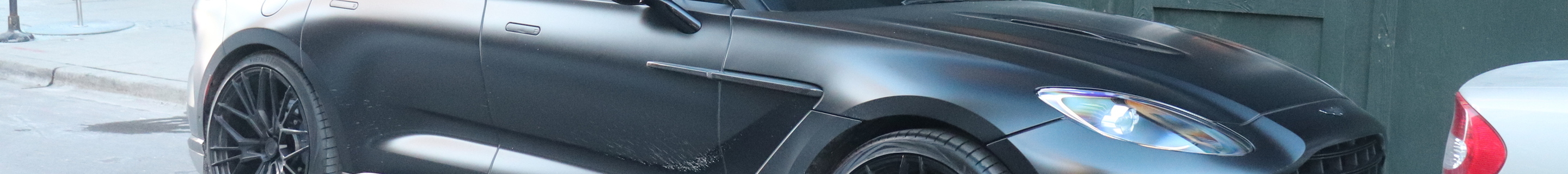 Aston Martin DBX707