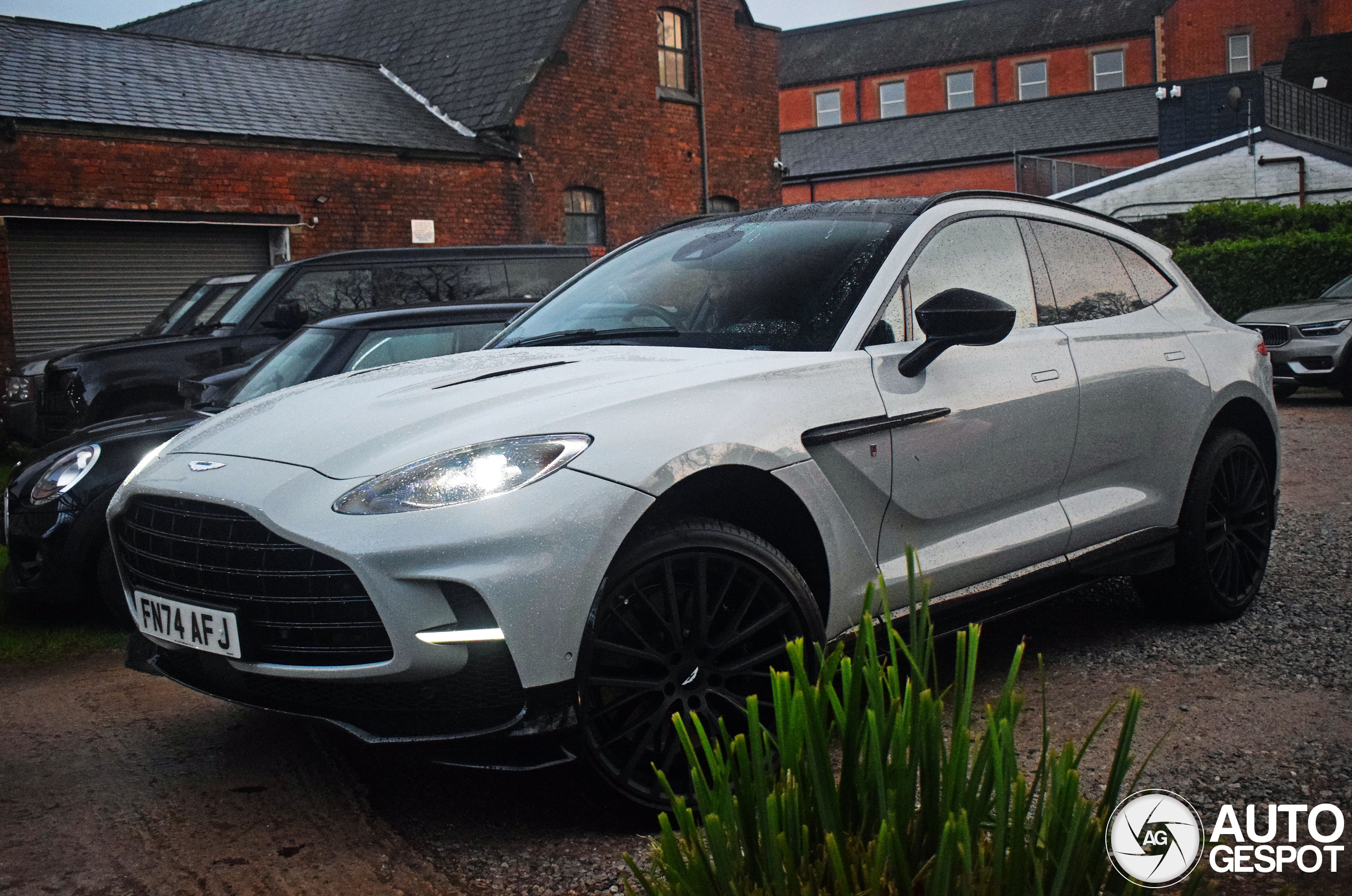 Aston Martin DBX707