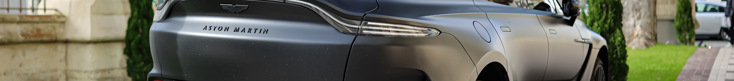 Aston Martin DBX707