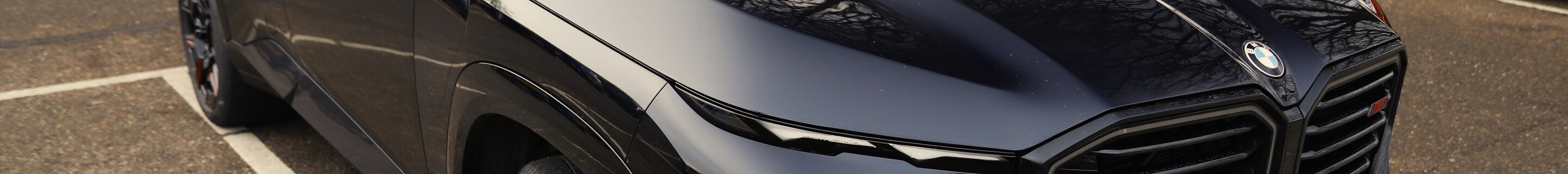 BMW XM G09 Label Red