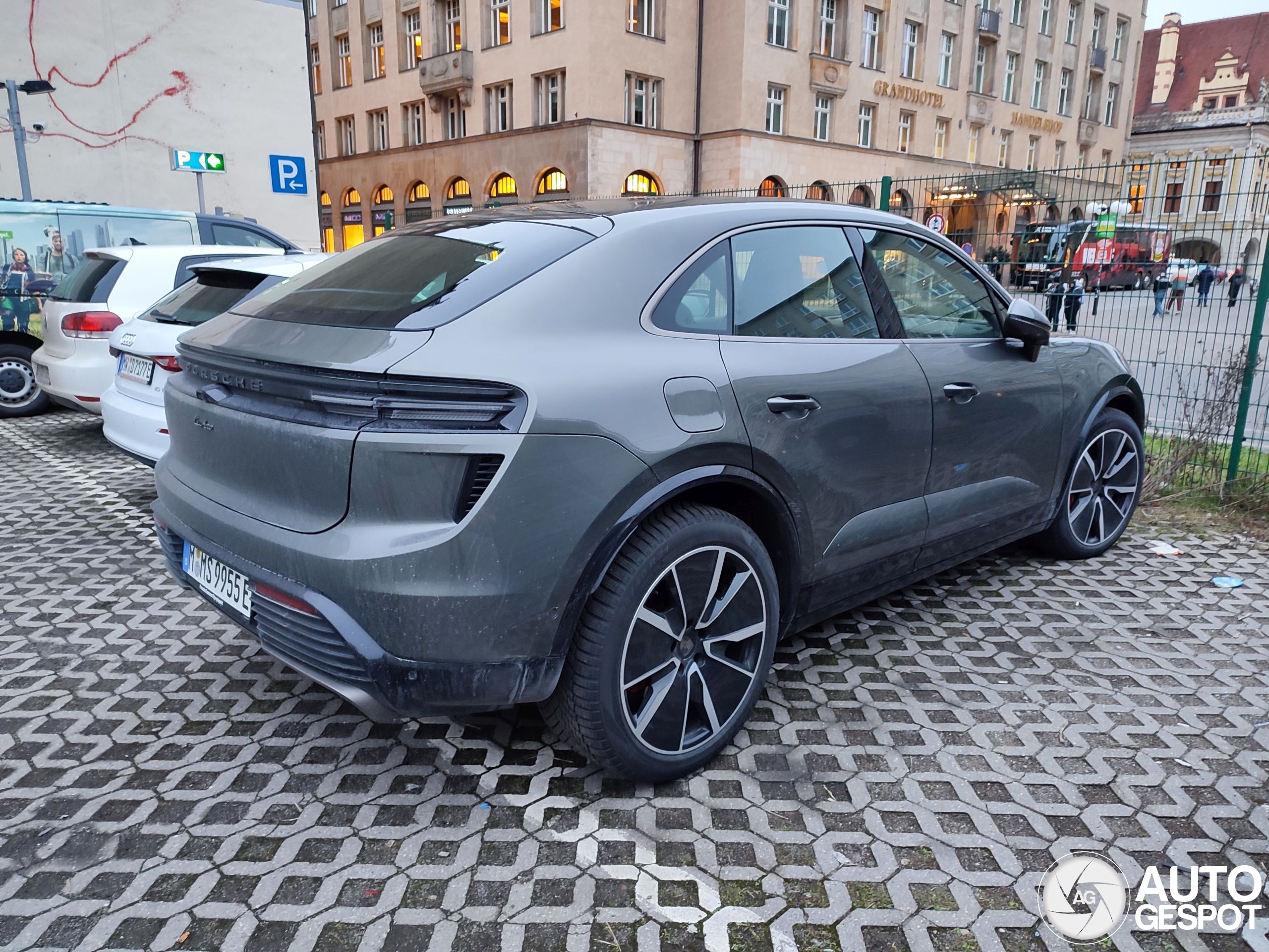 Porsche Macan EV Turbo