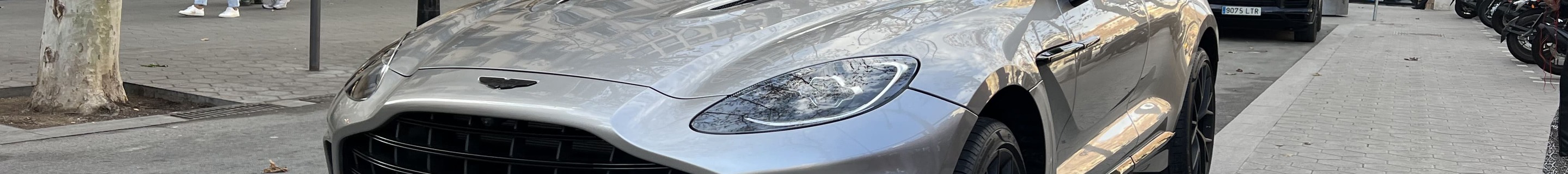 Aston Martin DBX707
