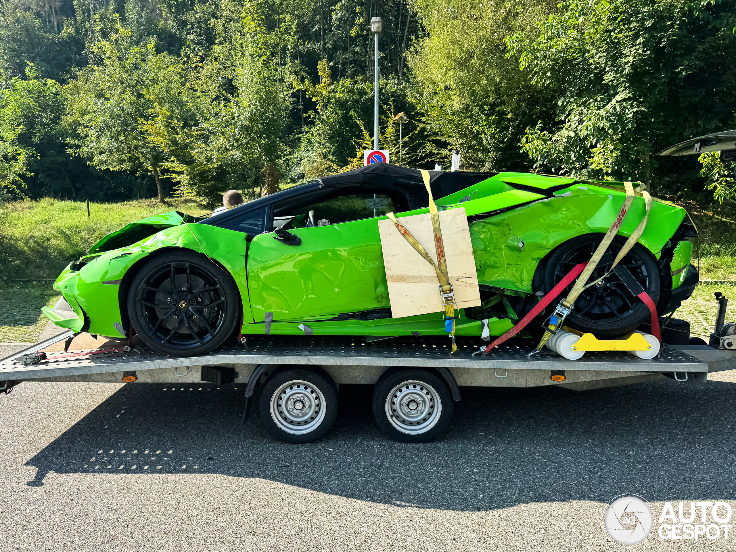 Lamborghini Huracán LP610-4 Spyder volledig in de kreukels op een trailer gespot