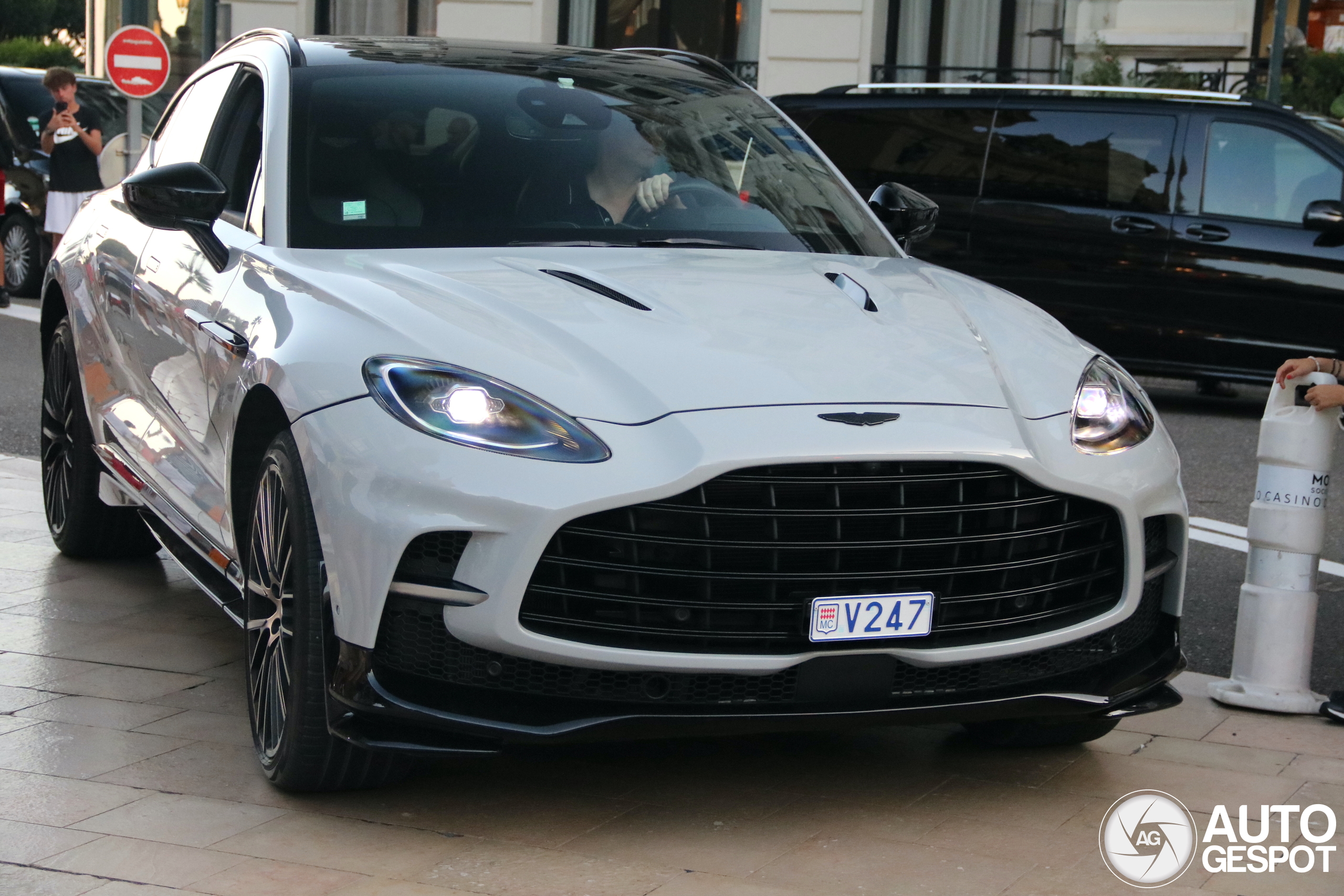 Aston Martin DBX707