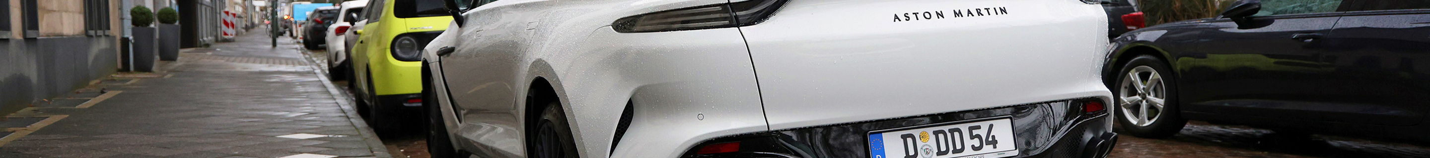 Aston Martin DBX707