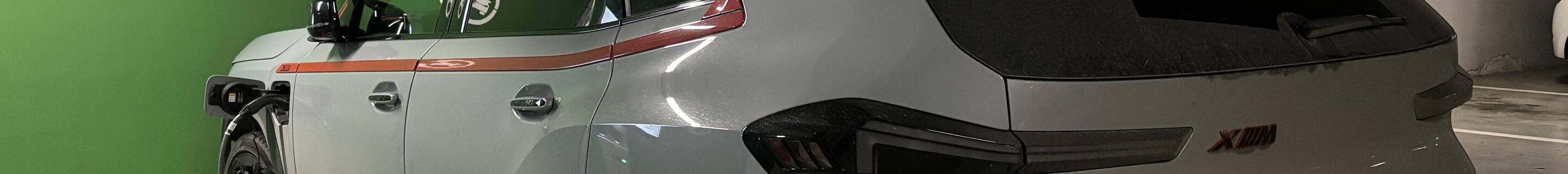 BMW XM G09 Label Red