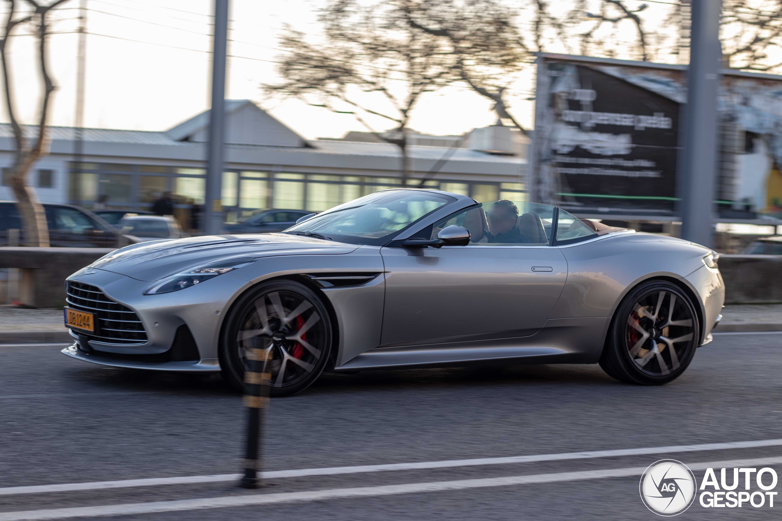 Aston Martin DB12 Volante