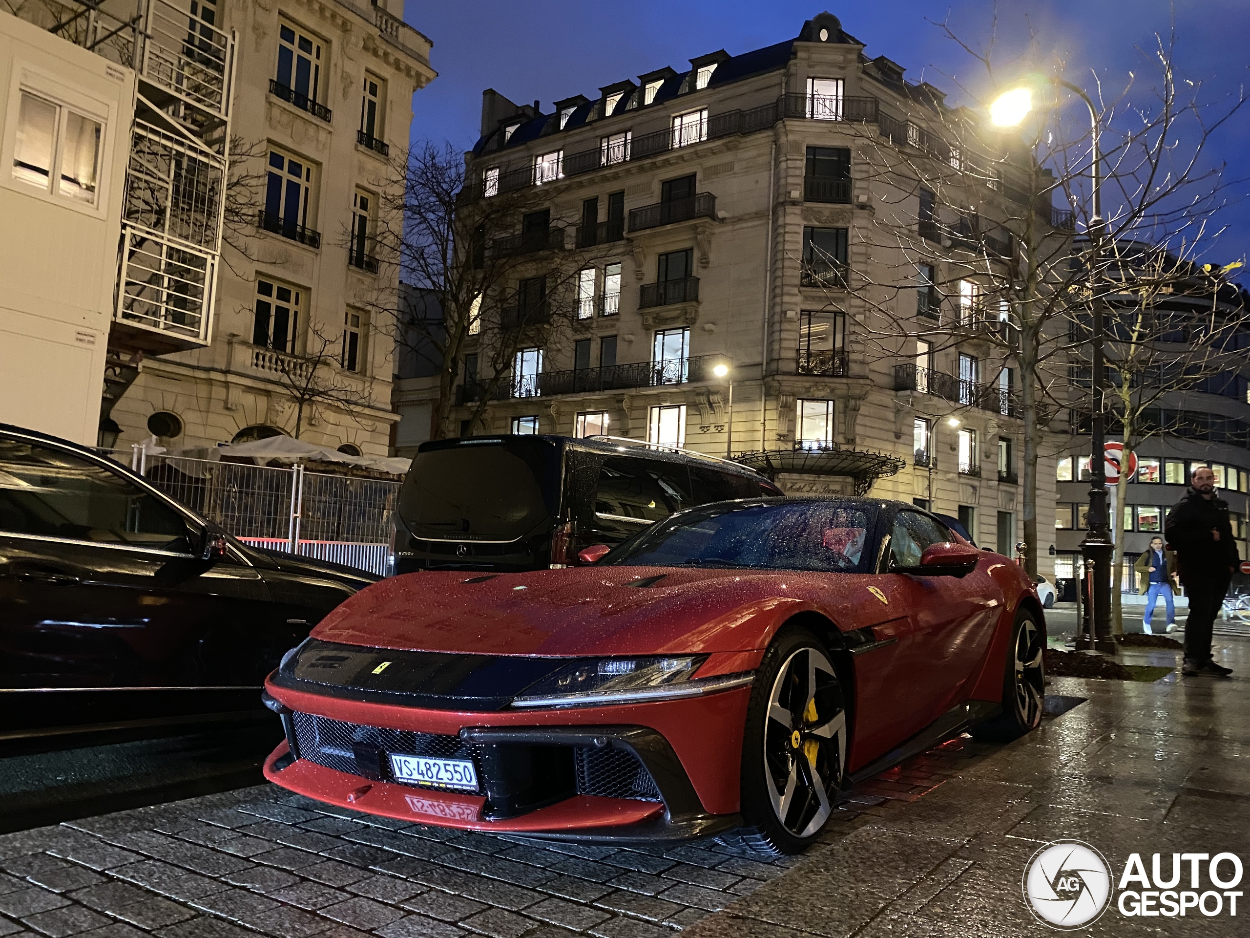 Ferrari 12Cilindri duikt op in Parijs