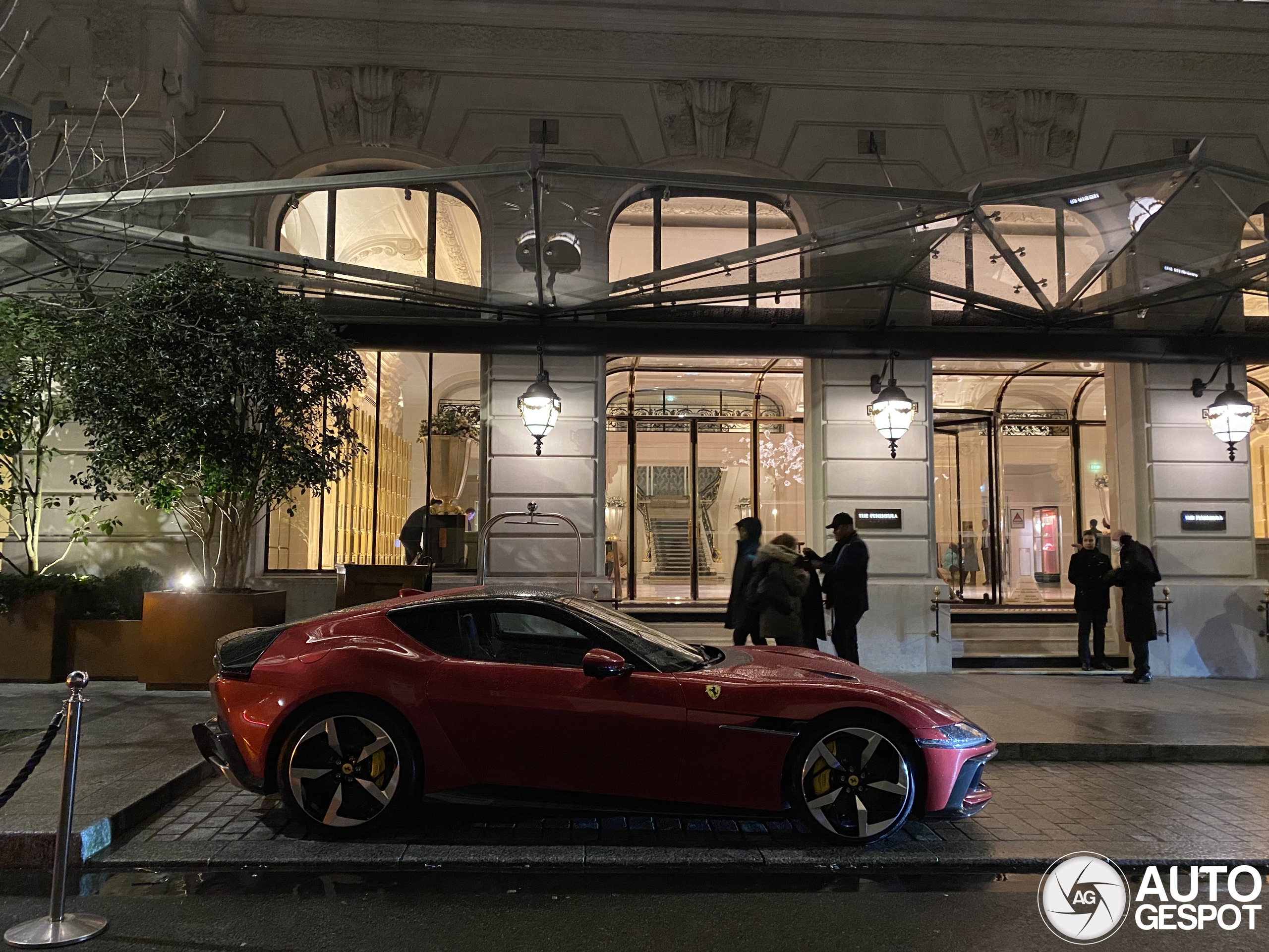 Ferrari 12Cilindri duikt op in Parijs
