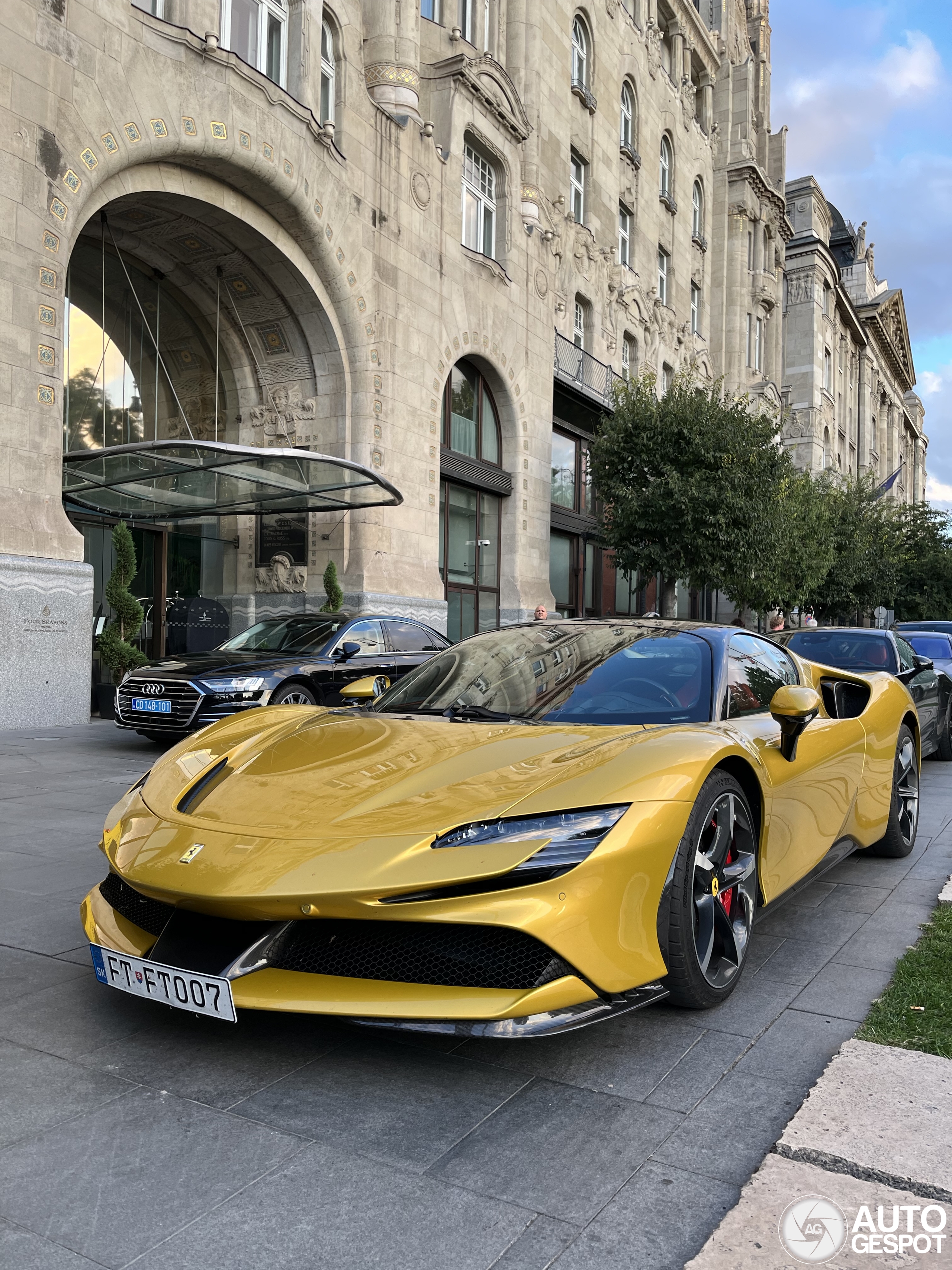 Goudkleurige Ferrari SF90 Stradale strijkt neer in Budapest