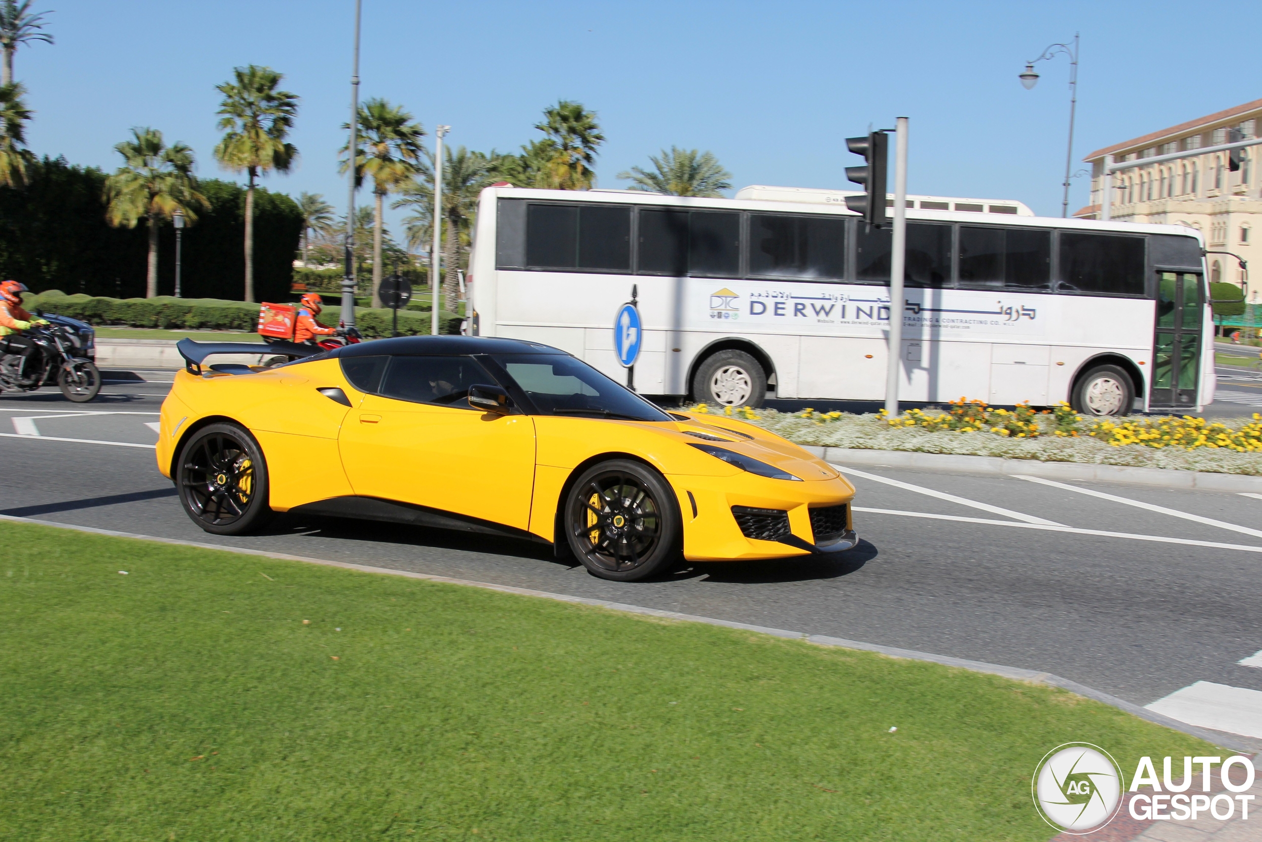 In Qatar eren ze ook het kleine, want Lotus lijkt in trek daar