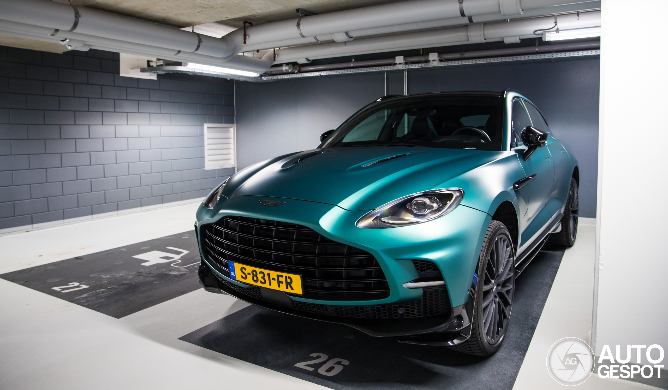 Aston Martin DBX707