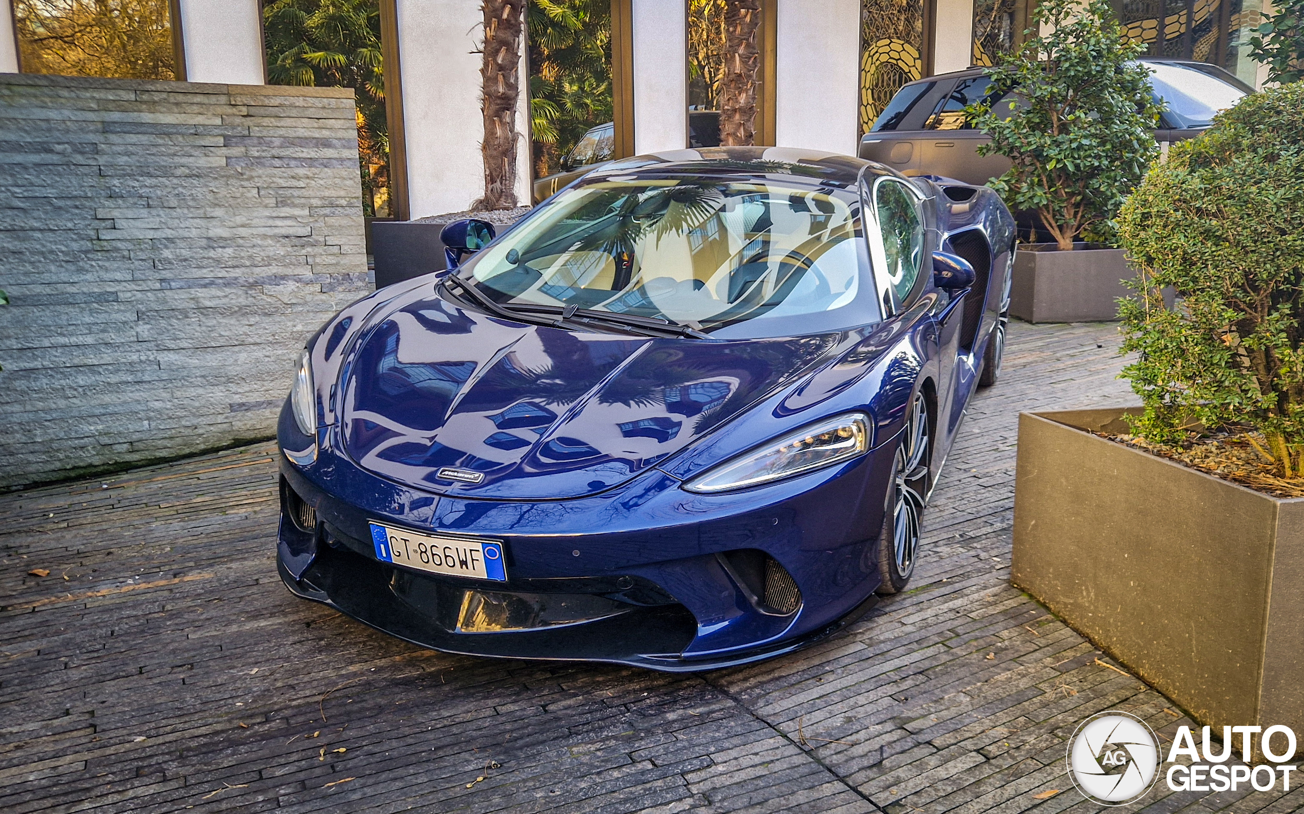 McLaren GT