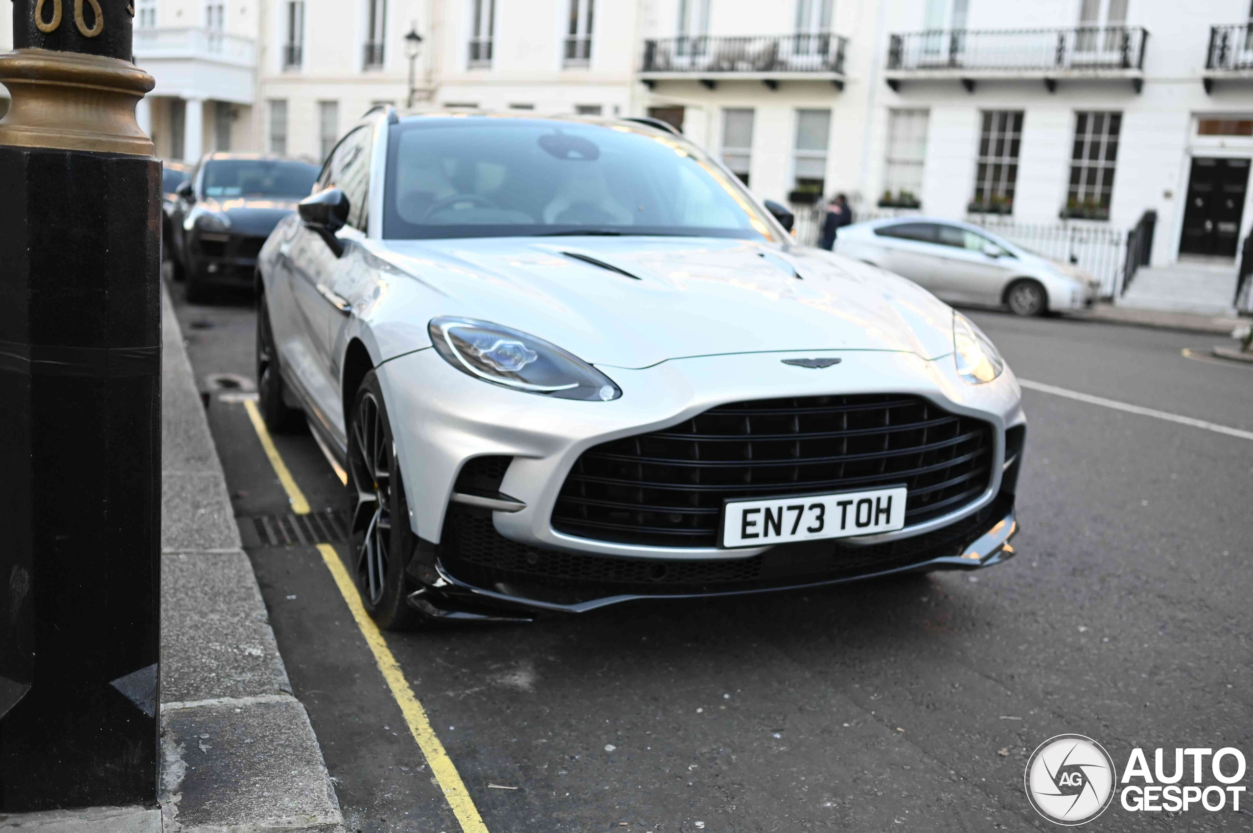 Aston Martin DBX707