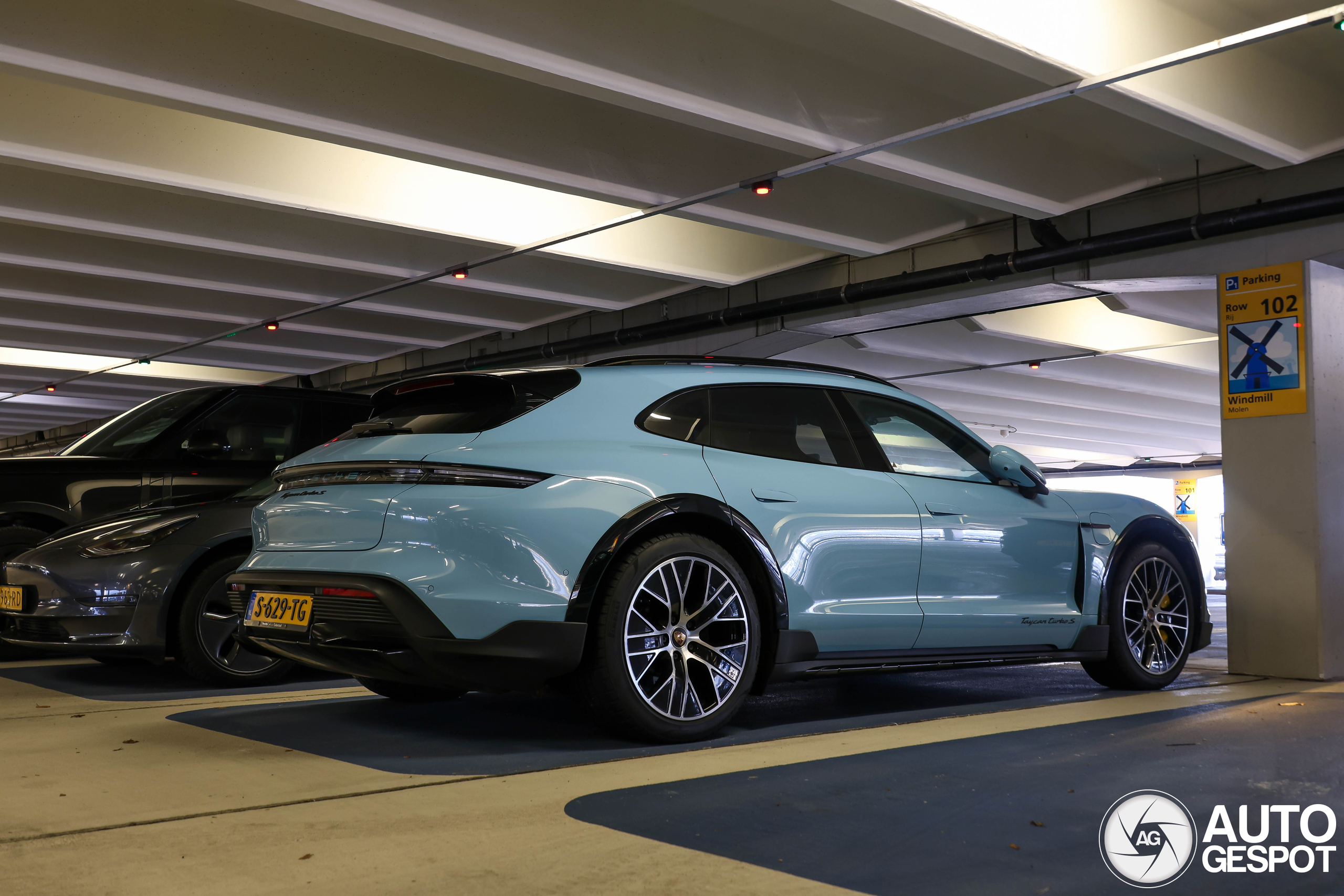 Porsche Taycan Turbo S Cross Turismo