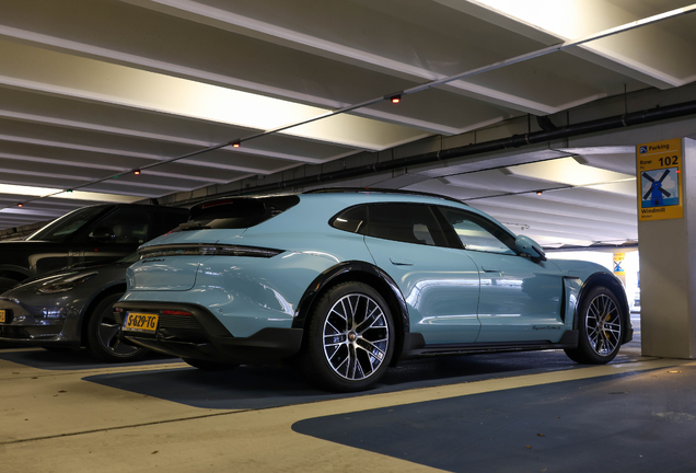 Porsche Taycan Turbo S Cross Turismo