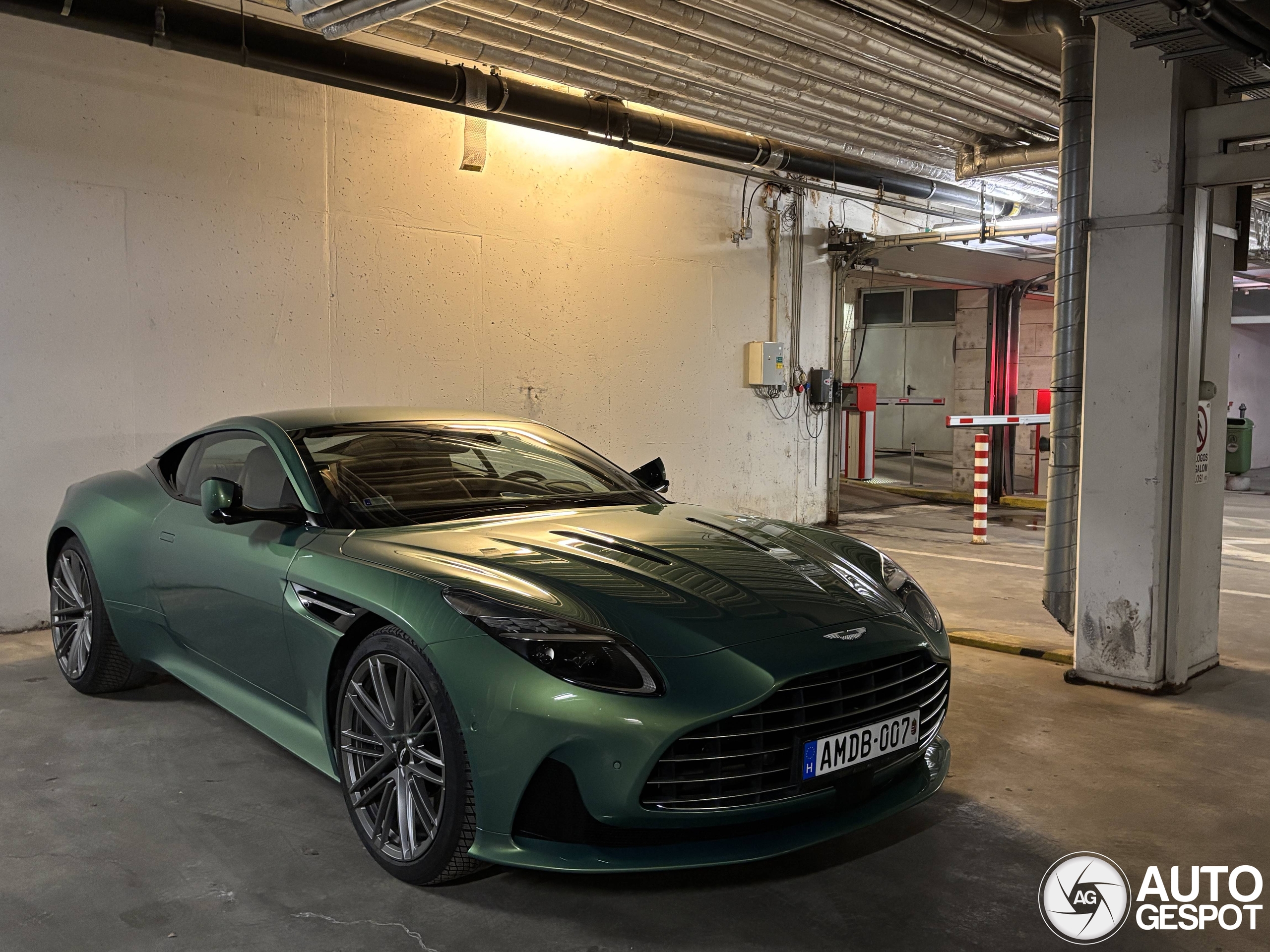 Aston Martin DB12