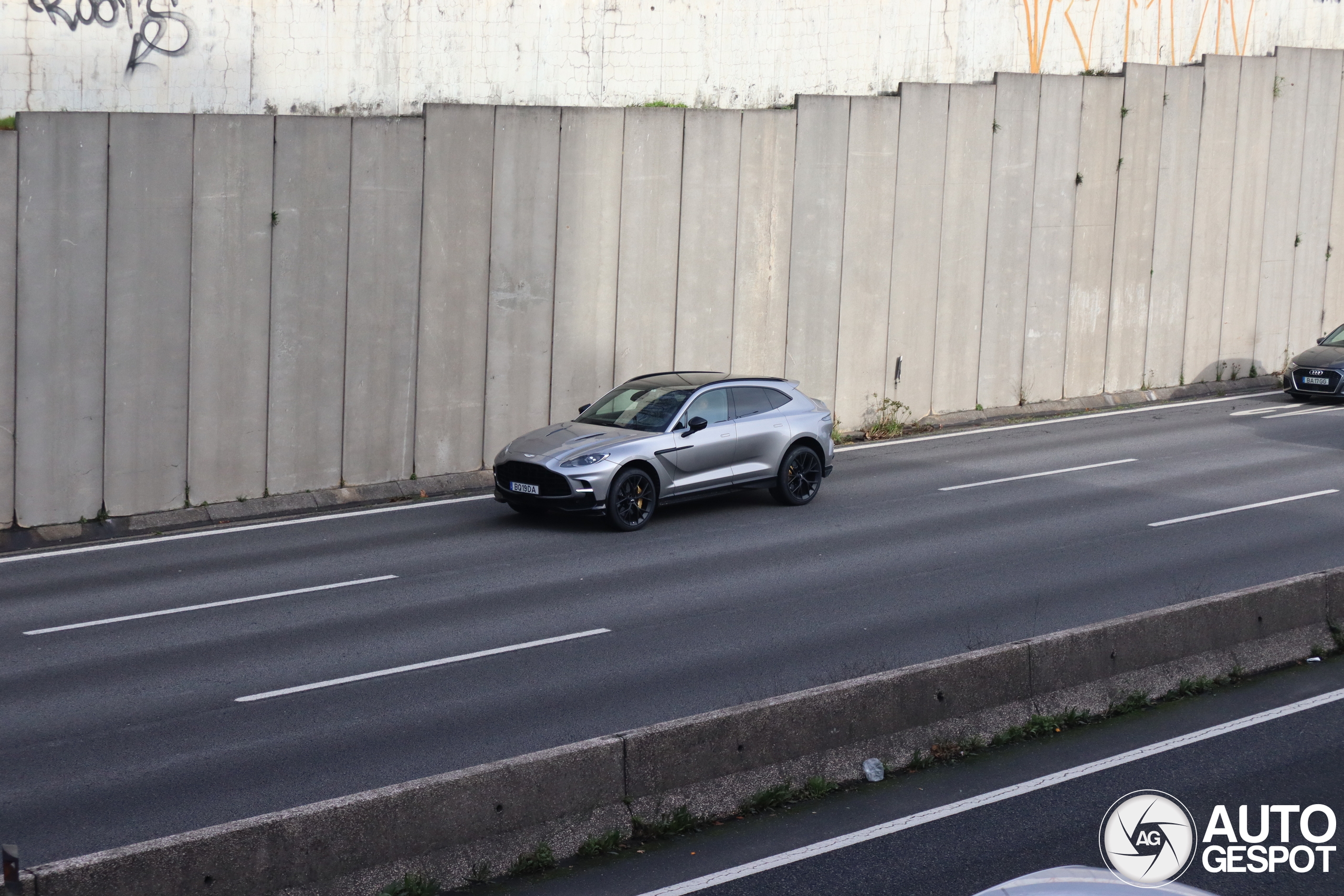 Aston Martin DBX707