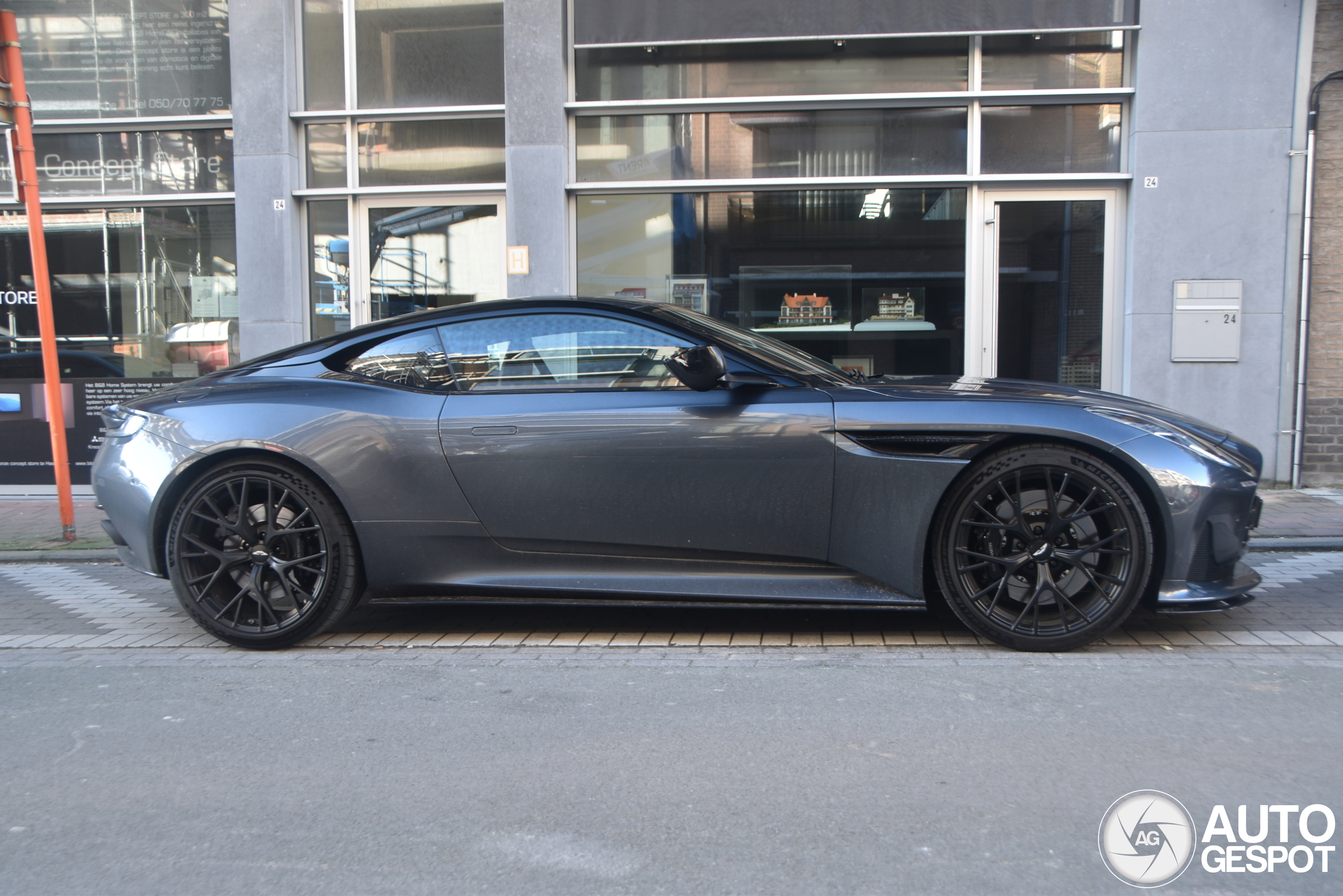 Aston Martin DB12