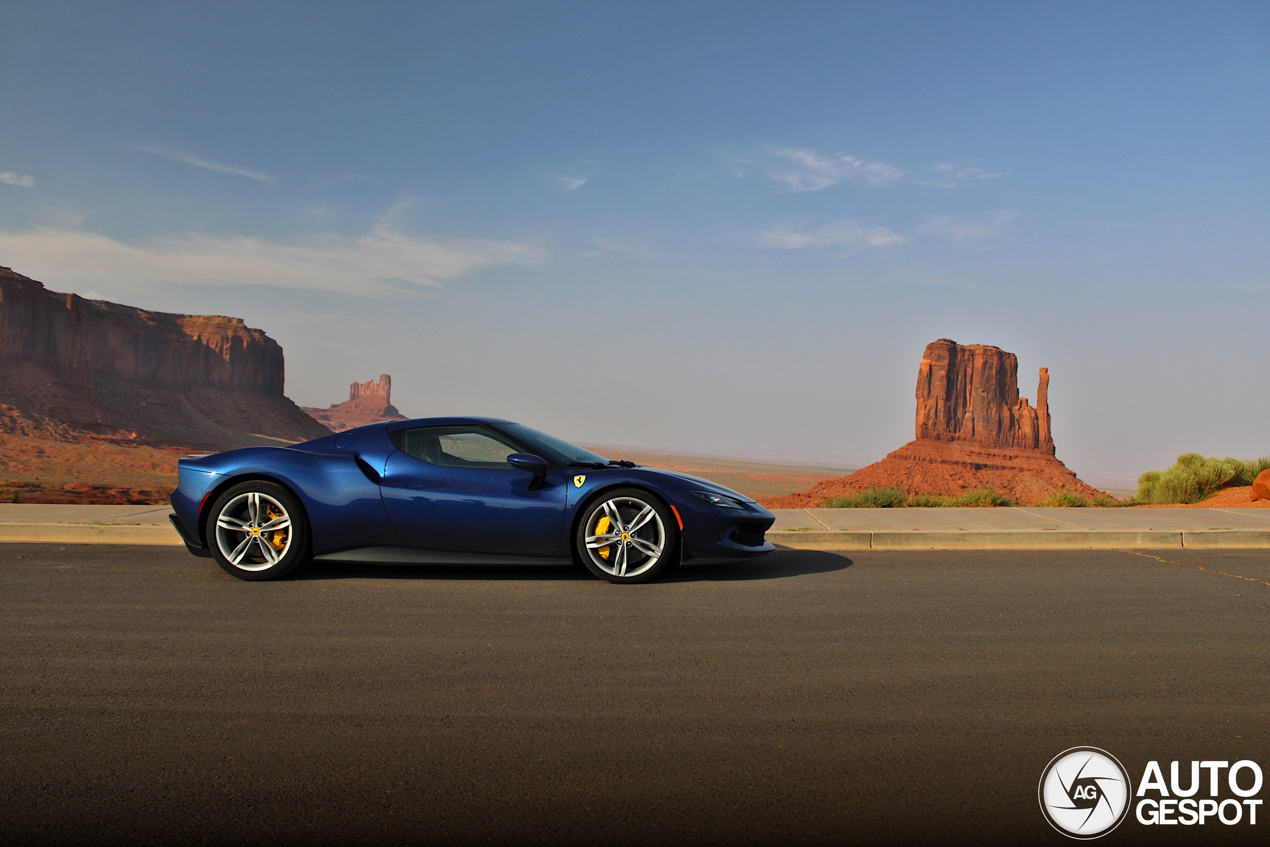 Ferrari 296 GTB duikt op in Monument Valley