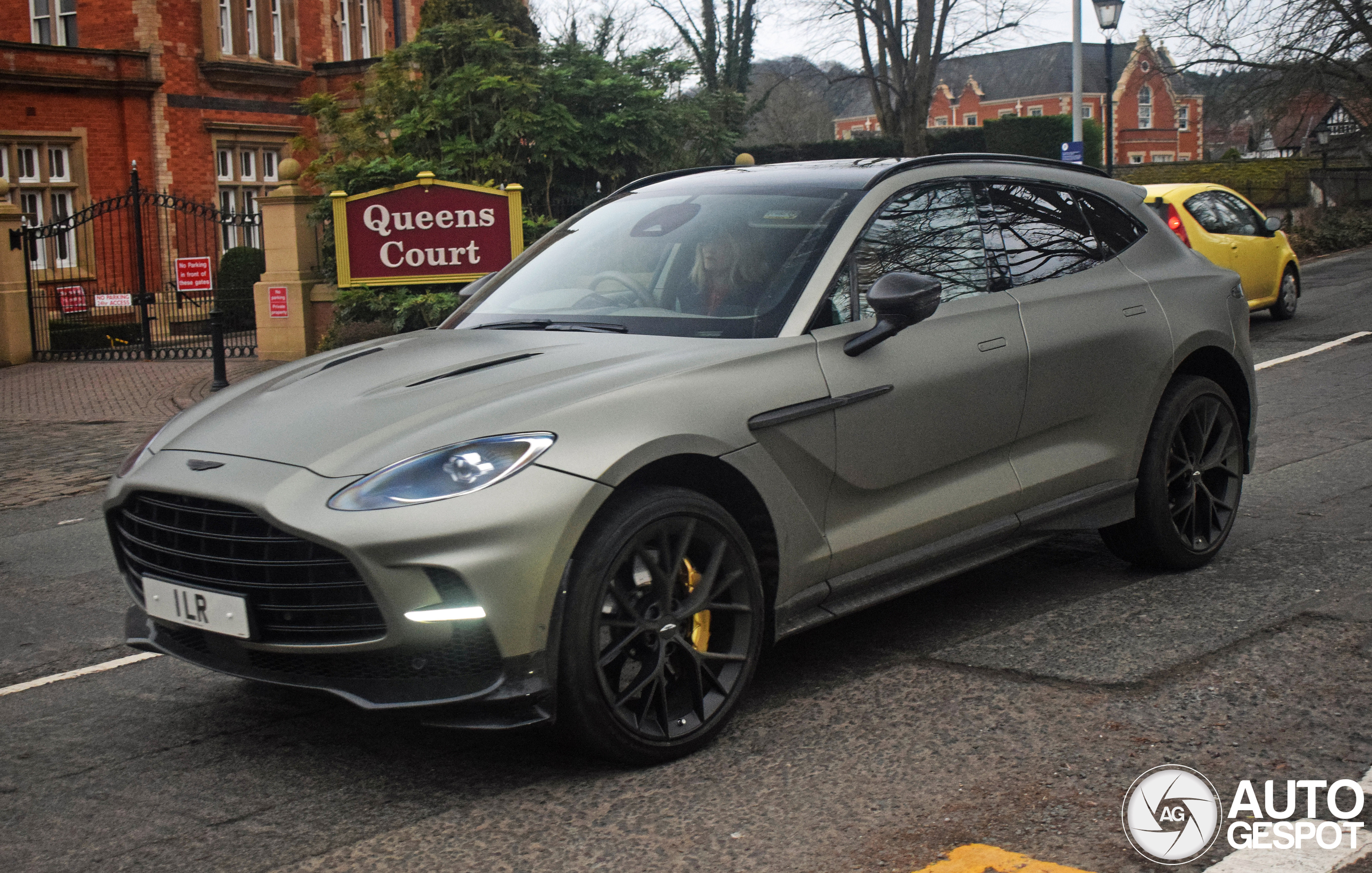 Aston Martin DBX707
