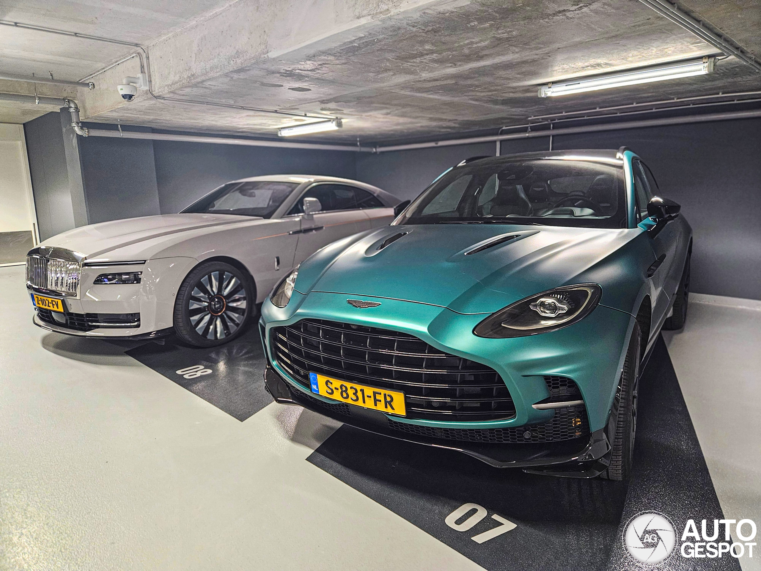 Aston Martin DBX707