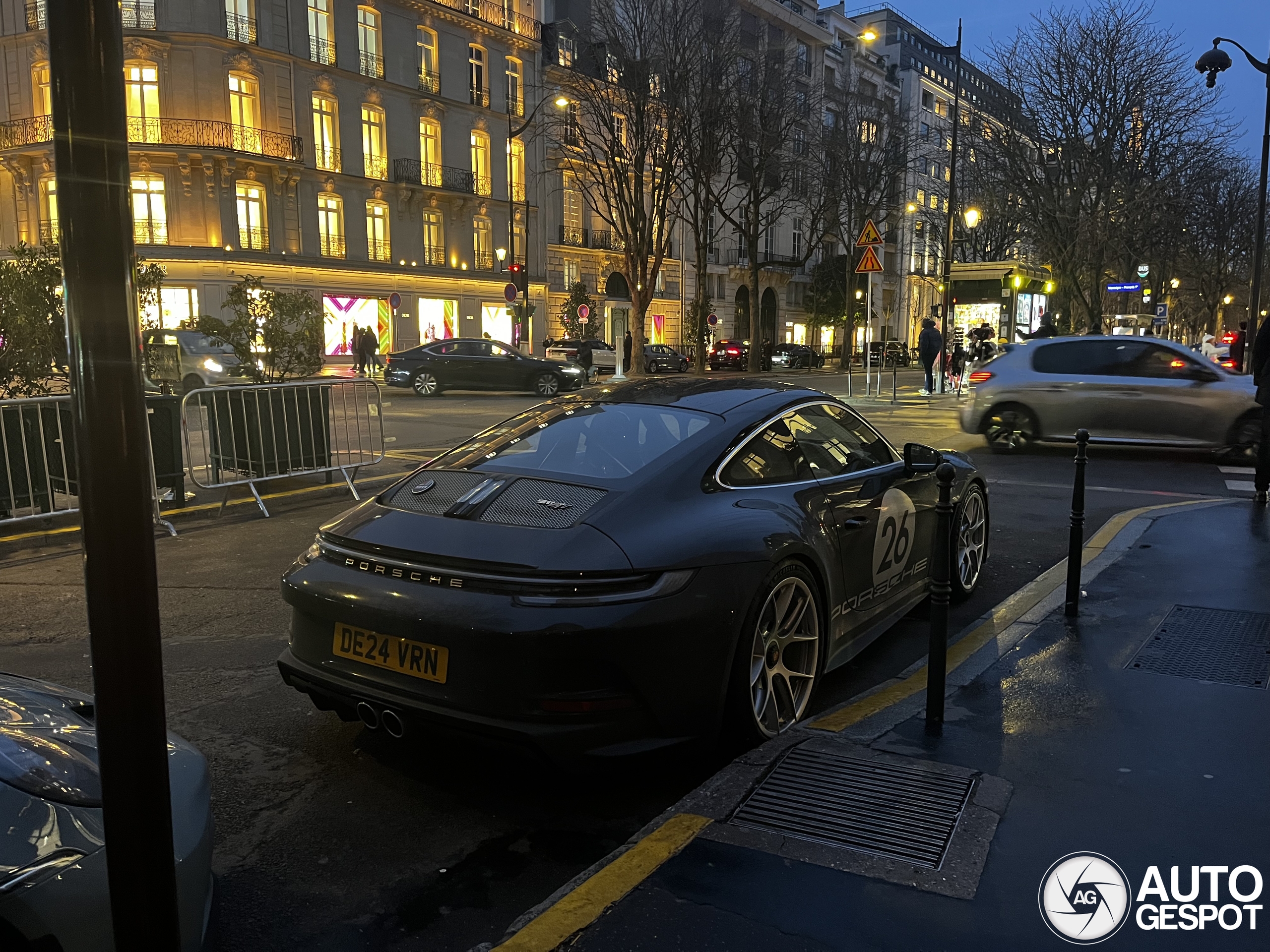 Hier staat voor bijna één miljoen euro aan Porsche