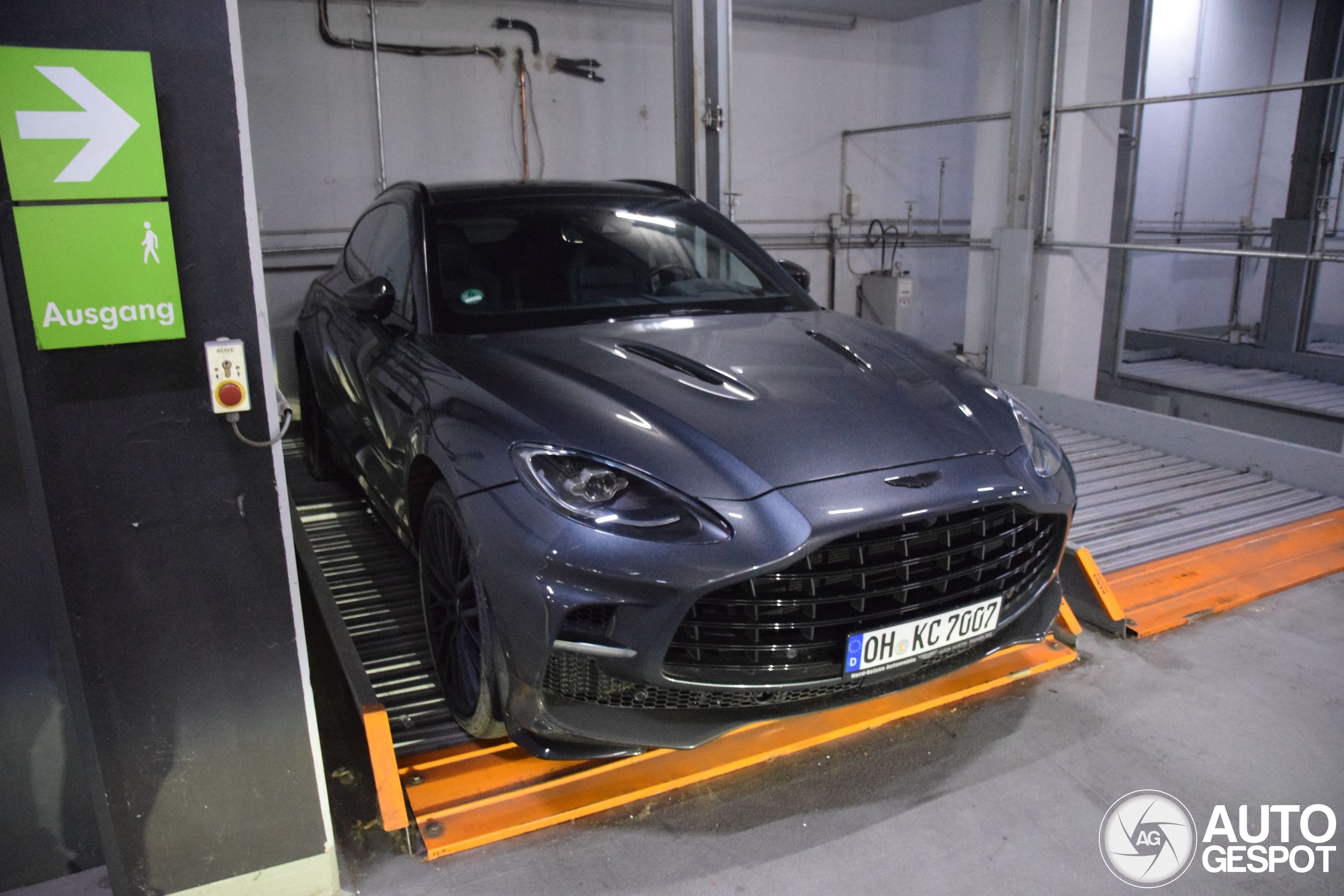Aston Martin DBX707