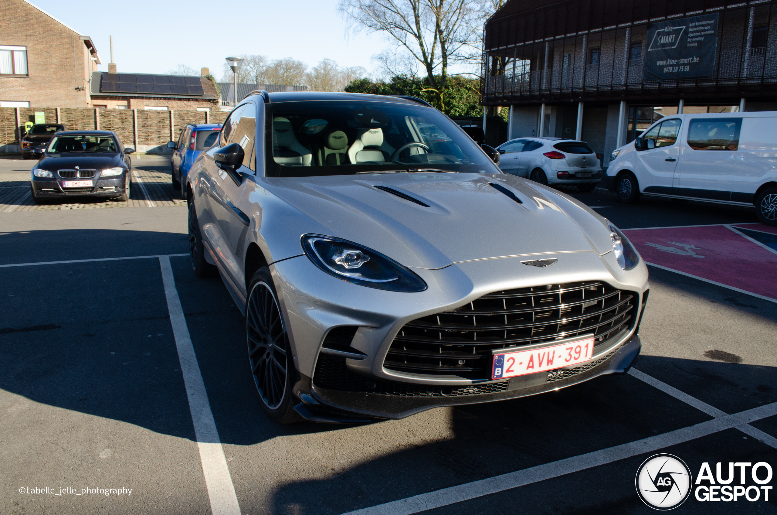 Aston Martin DBX707