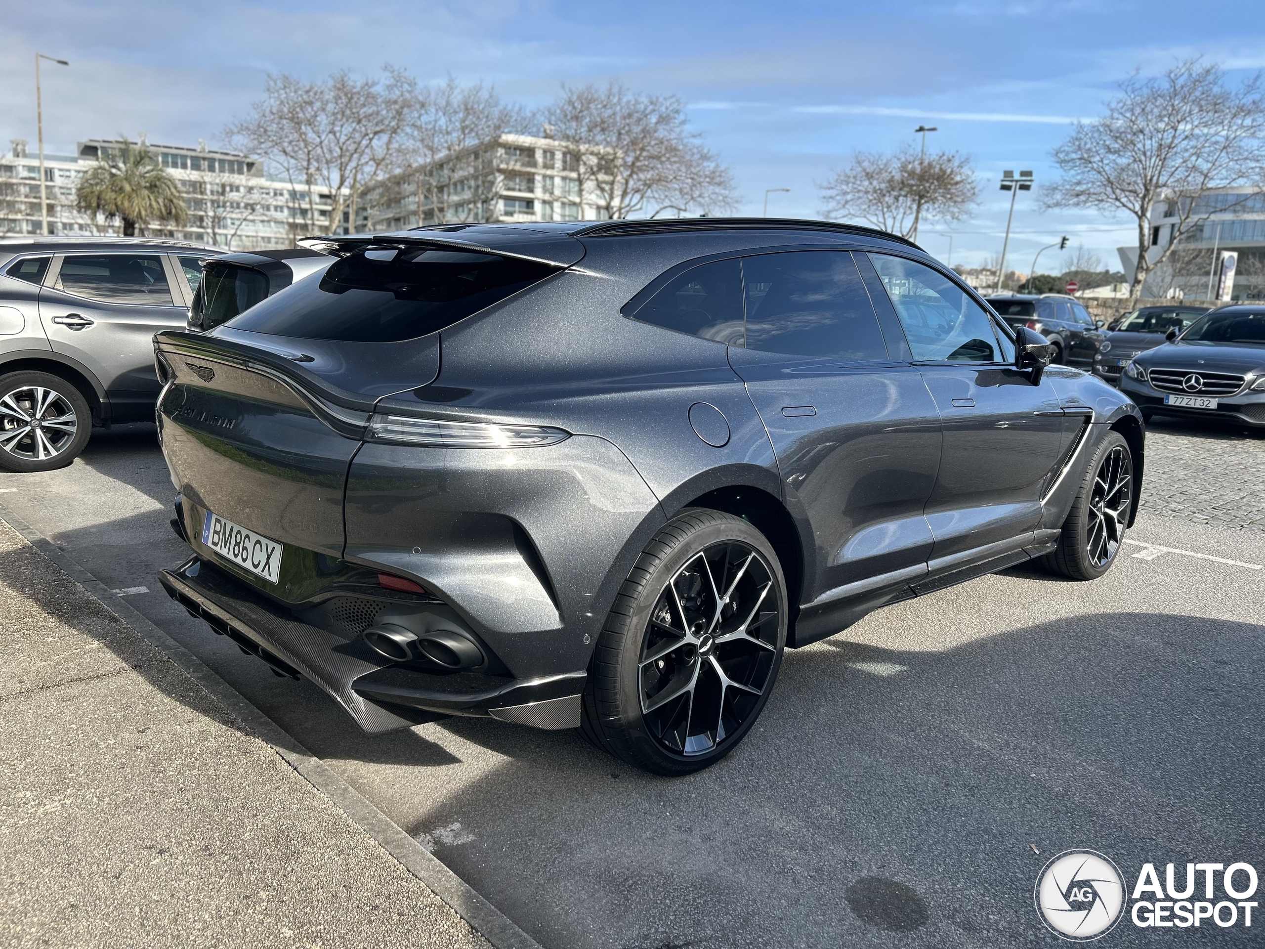 Aston Martin DBX707