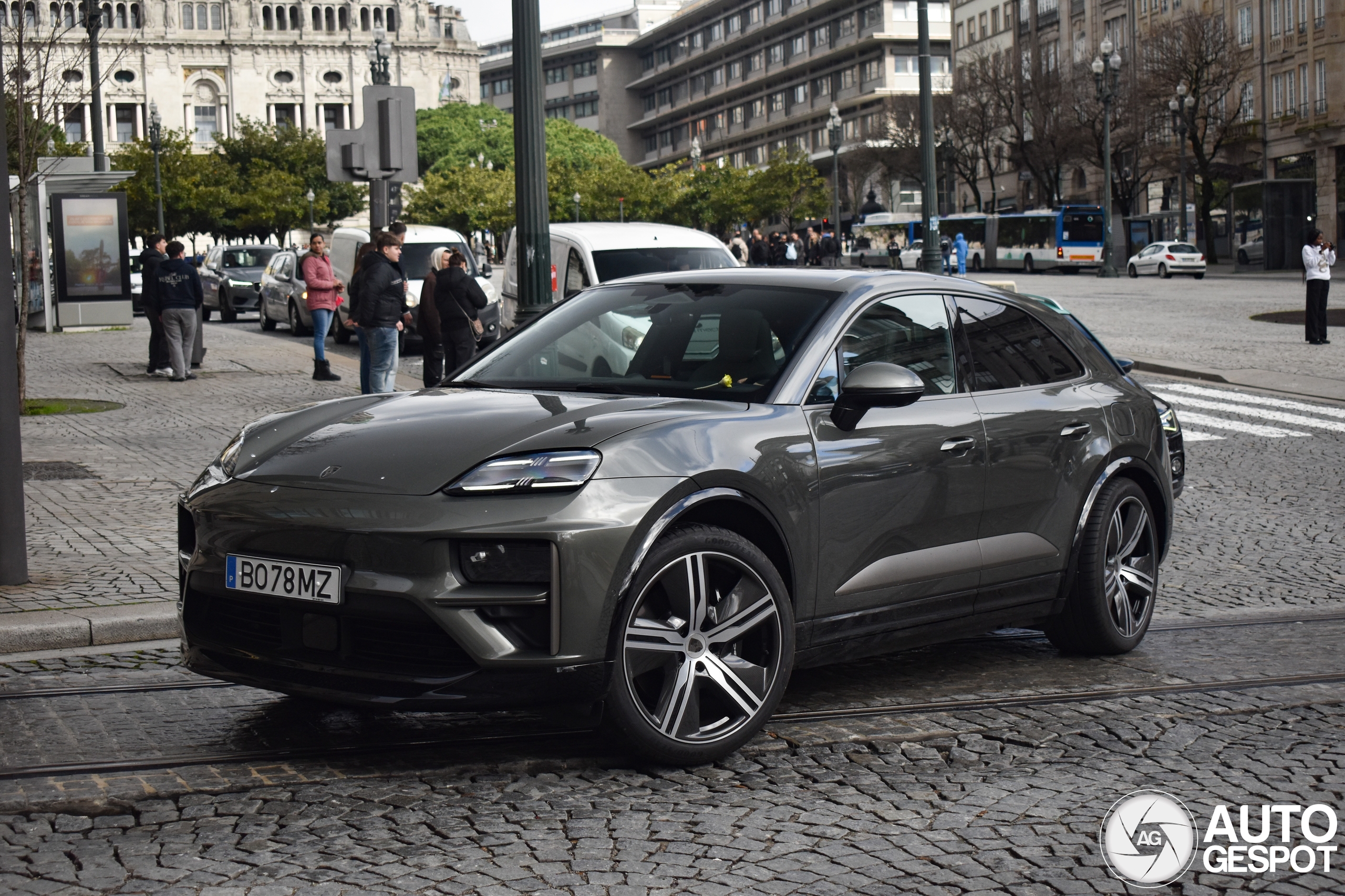 Porsche Macan EV Turbo