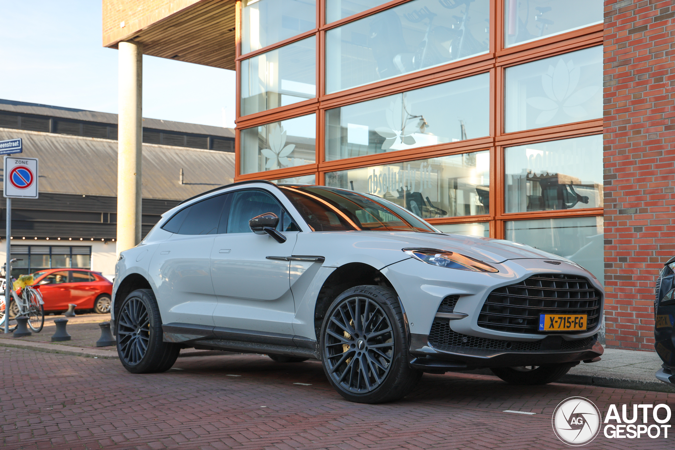 Aston Martin DBX707
