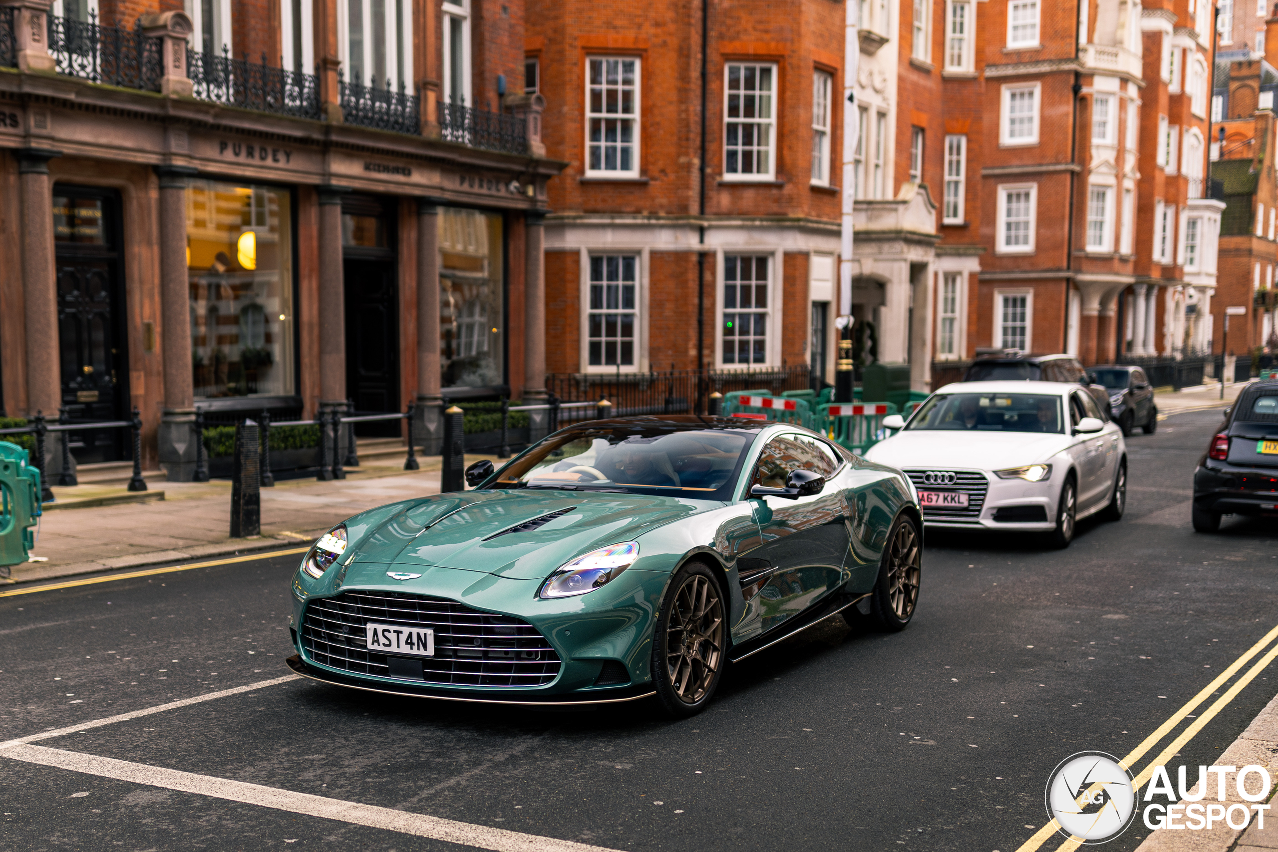 Aston Martin Vanquish maakt indruk op straat