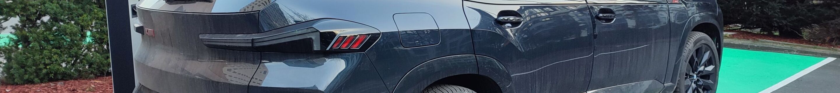 BMW XM G09 Label Red