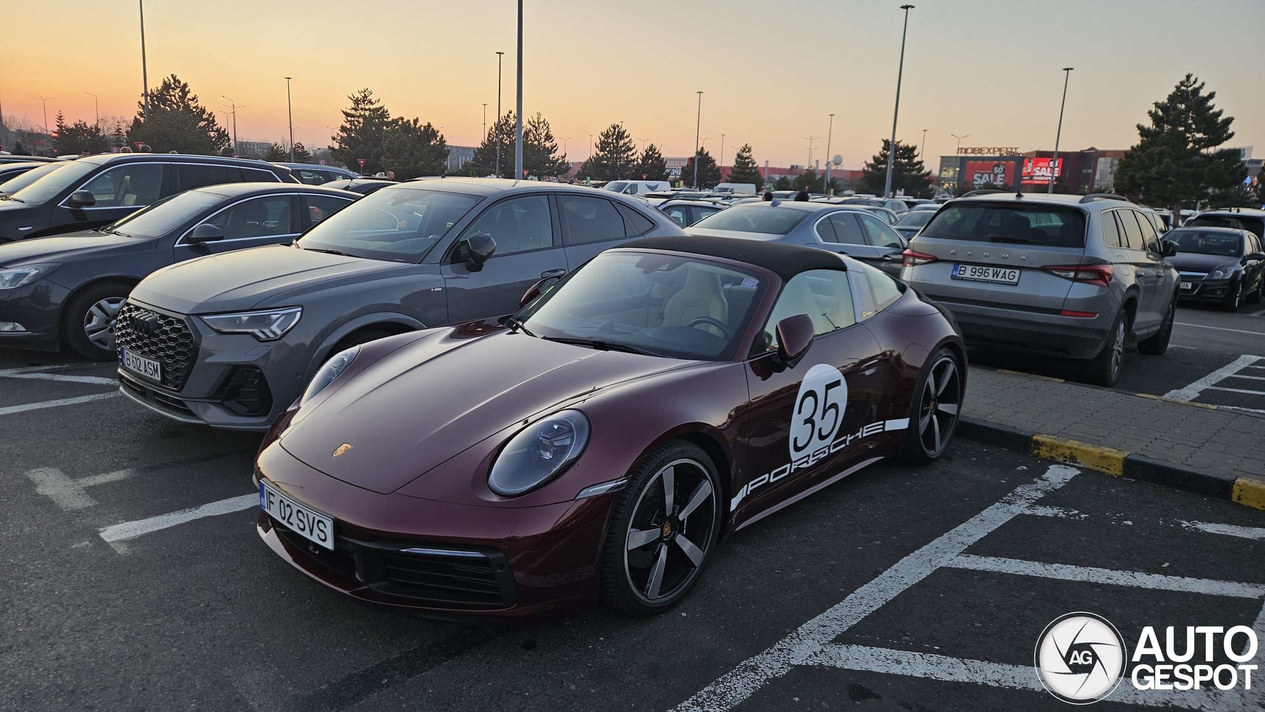 Porsche 992 Targa 4S Heritage Design Edition