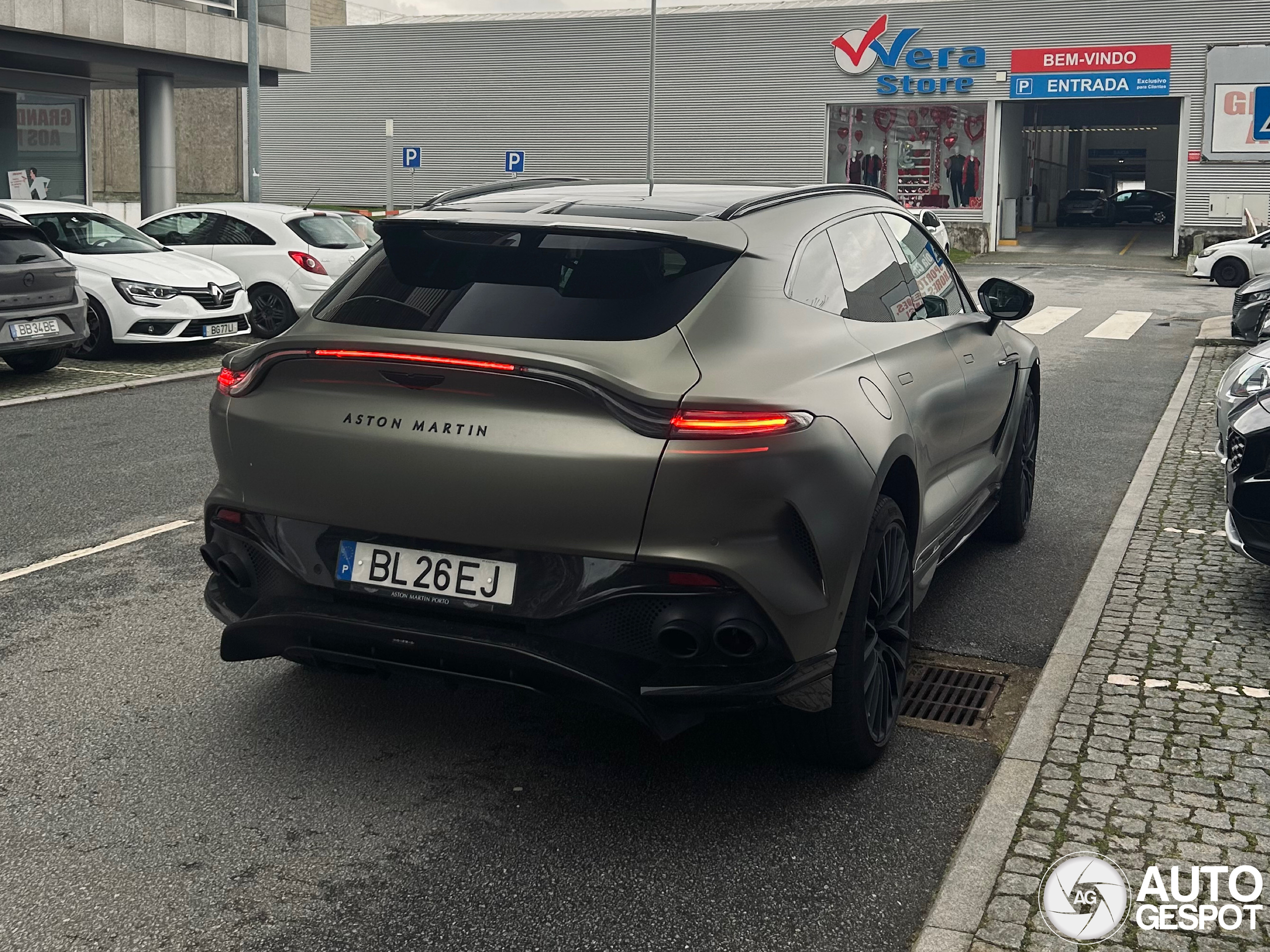Aston Martin DBX707