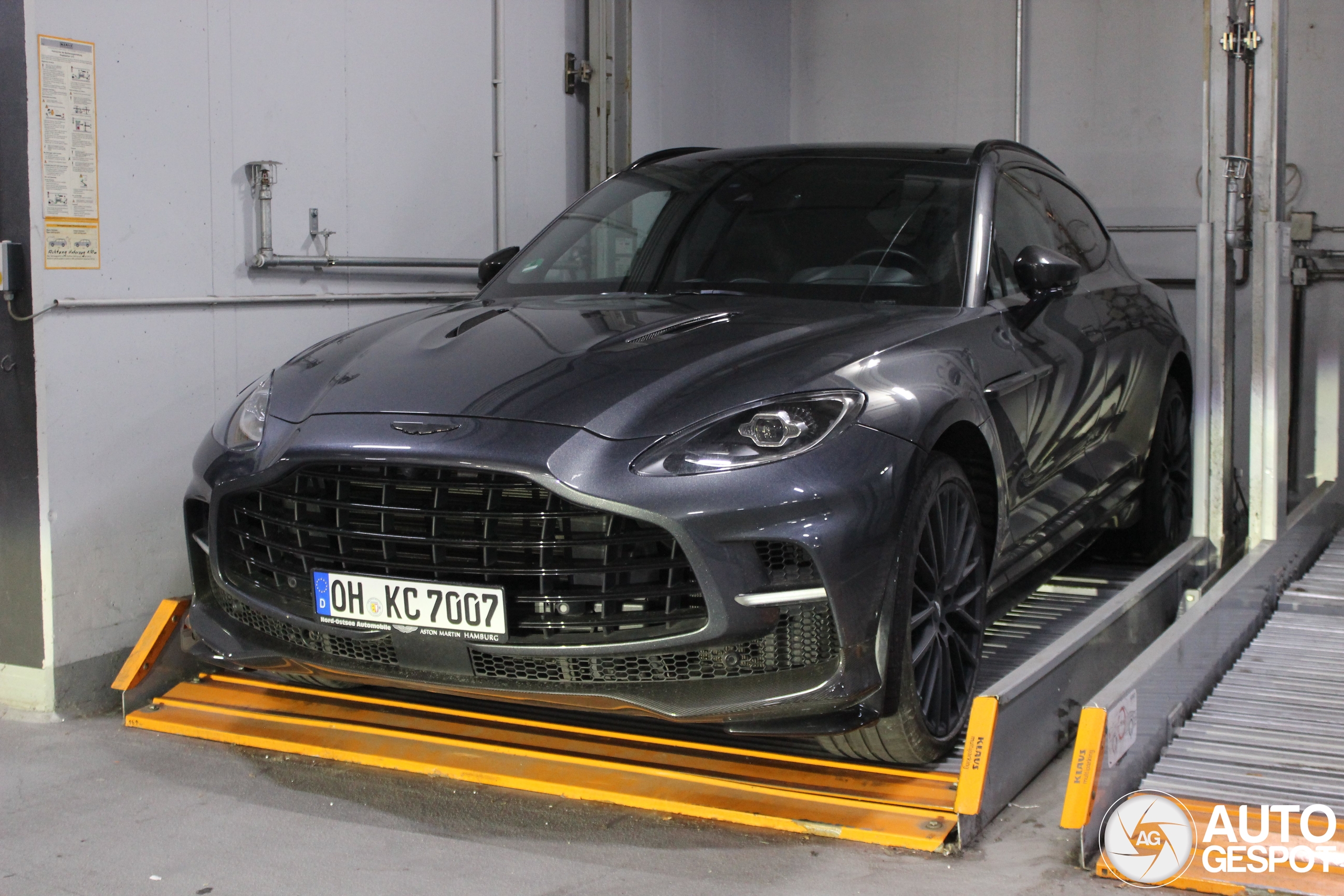 Aston Martin DBX707