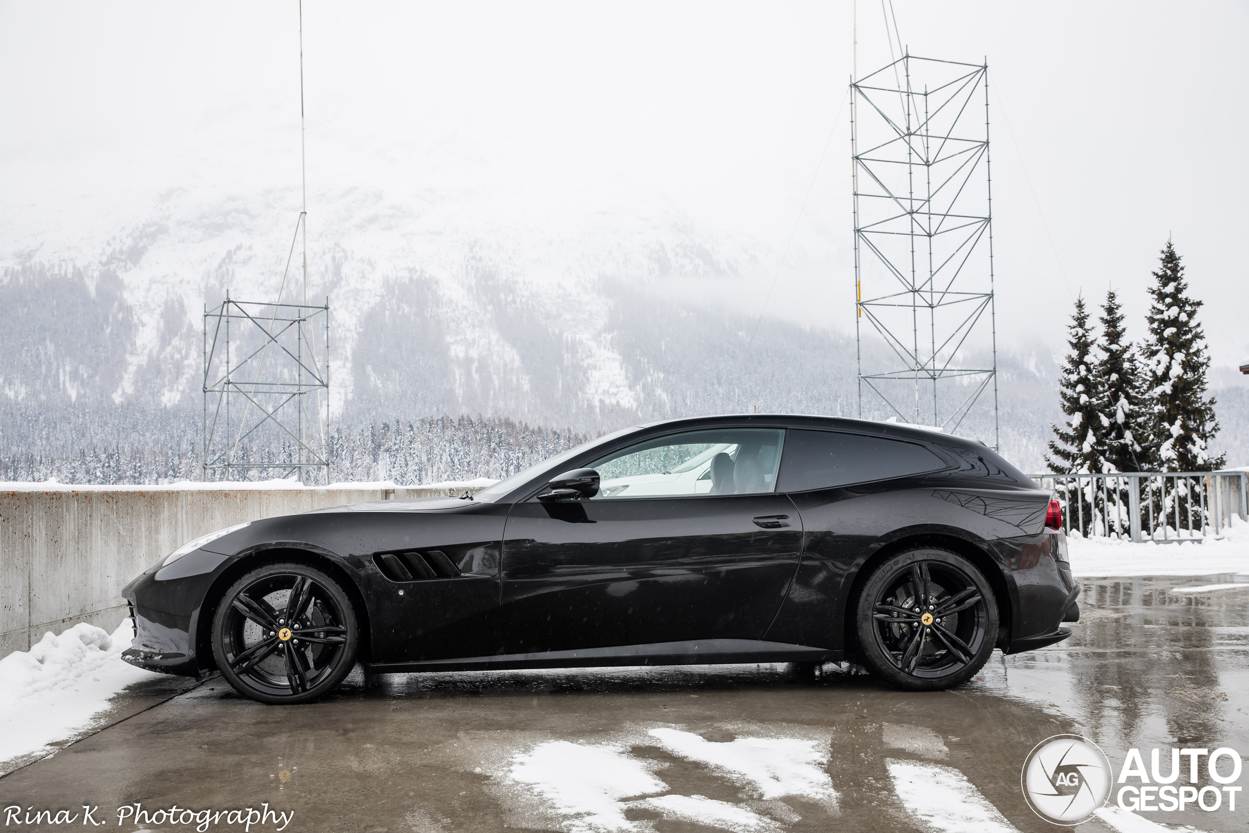 Ferrari GTC4Lusso: Luksuz i moć na snežnim ulicama Sent Morica