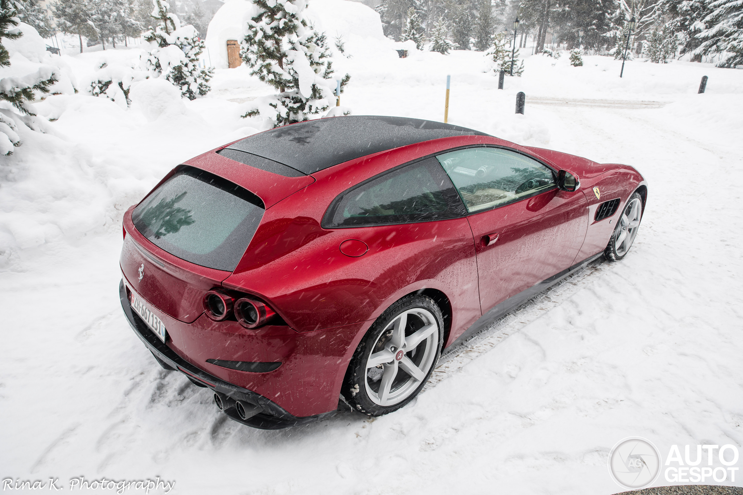 Ferrari GTC4Lusso: Luksuz i moć na snežnim ulicama Sent Morica