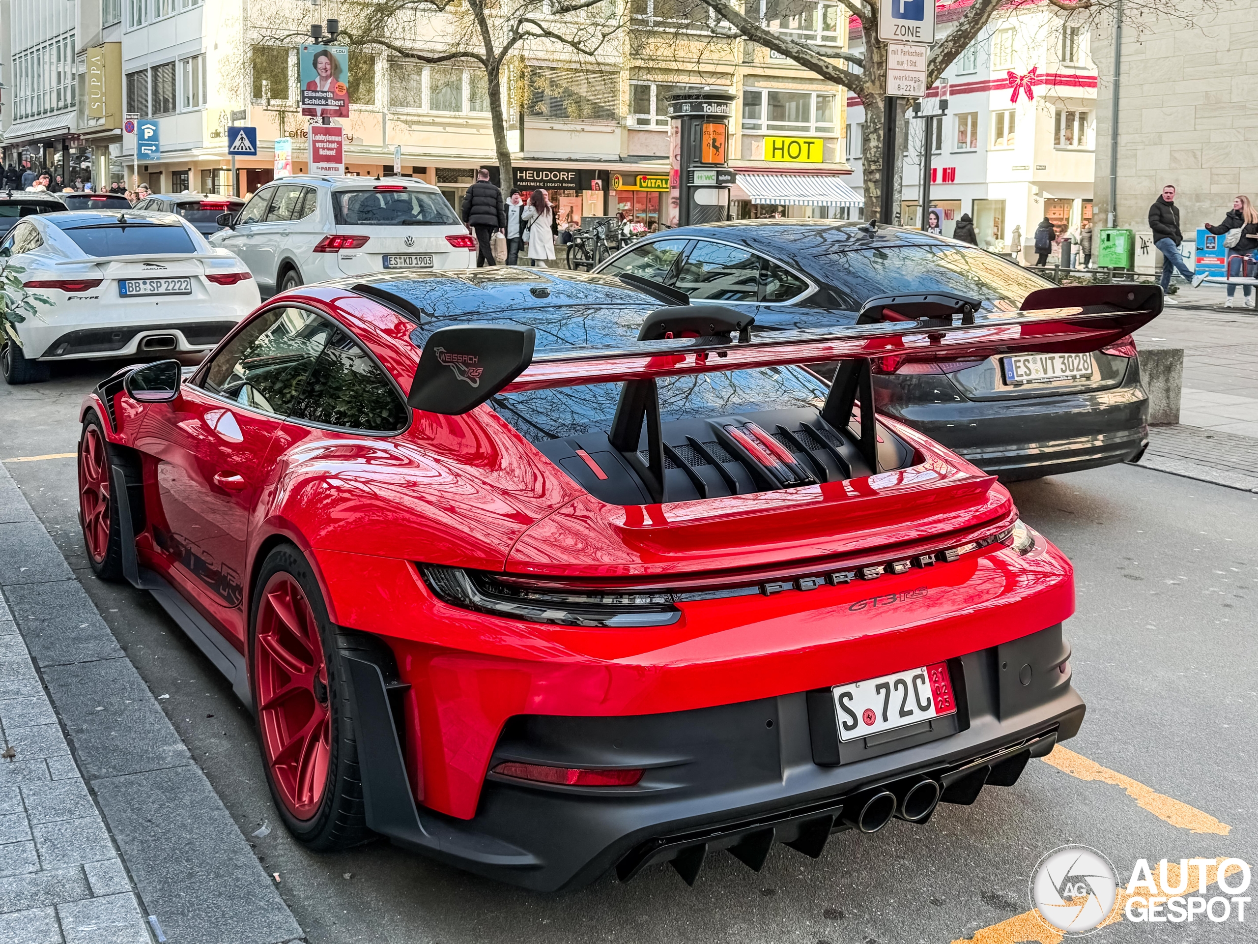 Dit is duidelijk een Porsche 992 GT3 RS voor de Amerikaanse markt