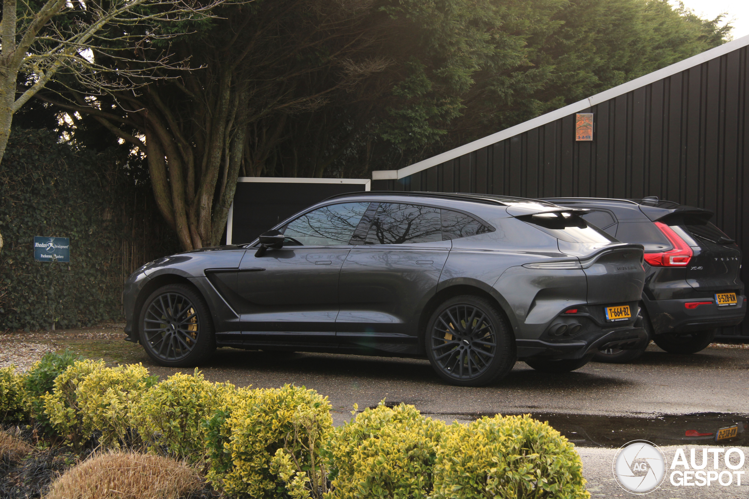 Aston Martin DBX707
