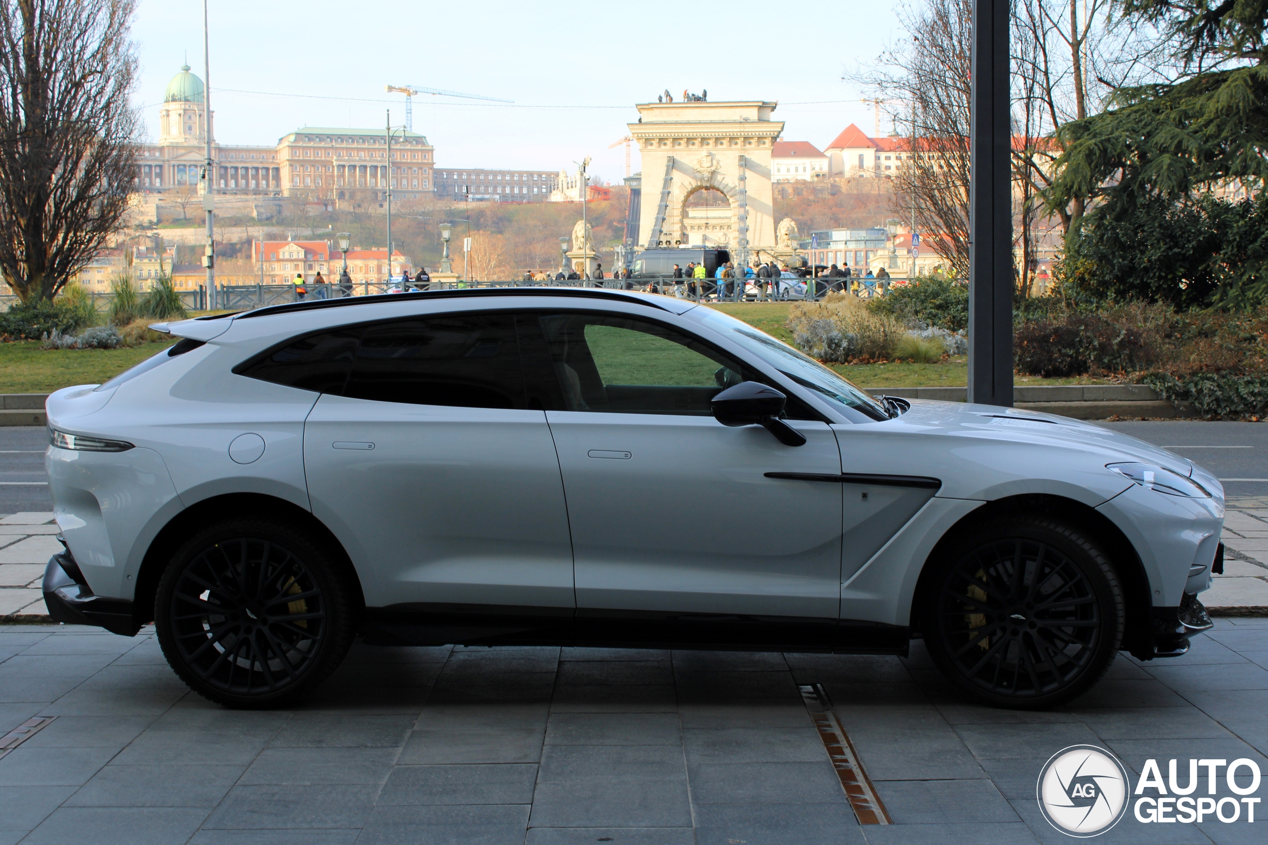Aston Martin DBX707