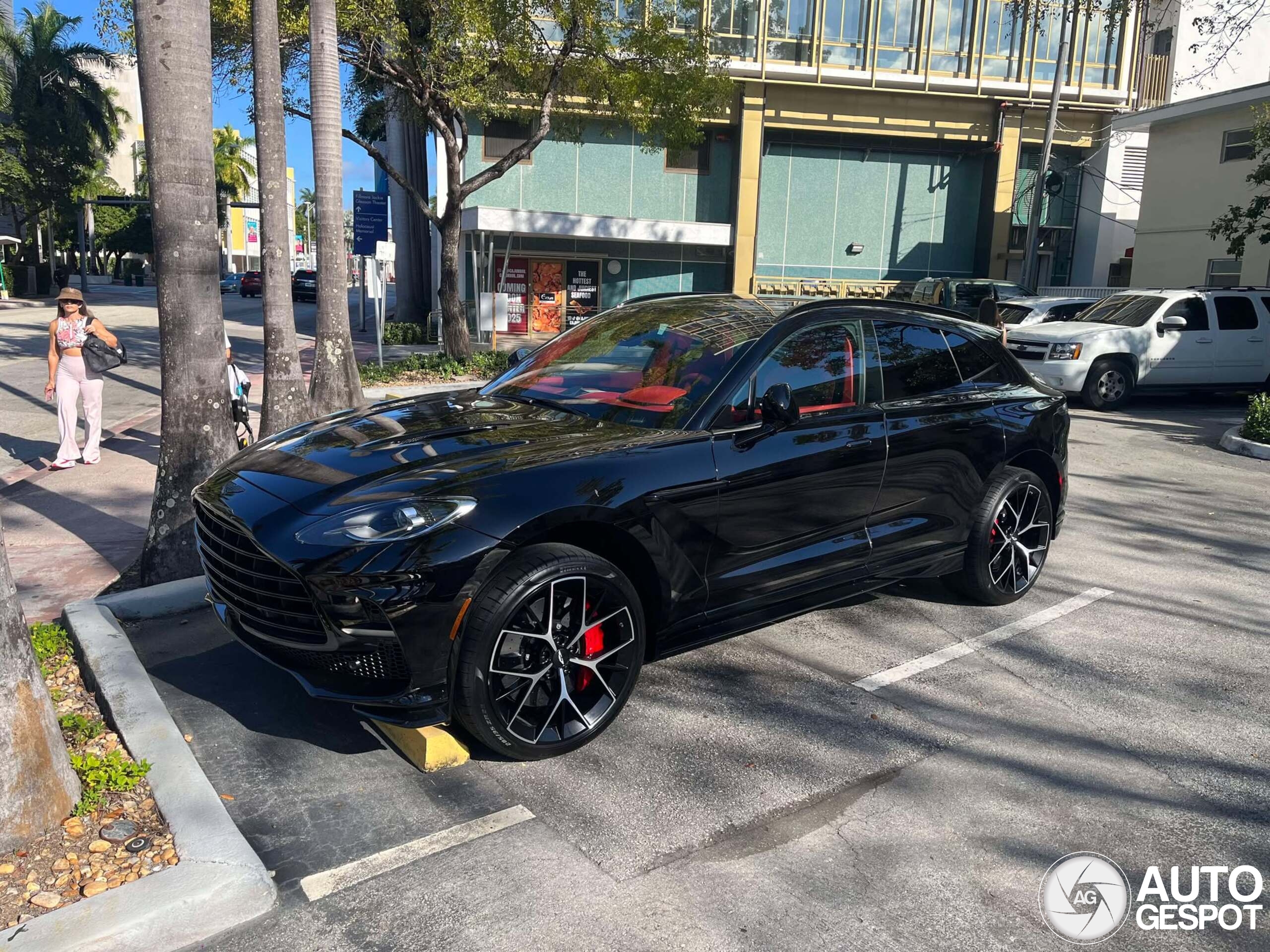 Aston Martin DBX707