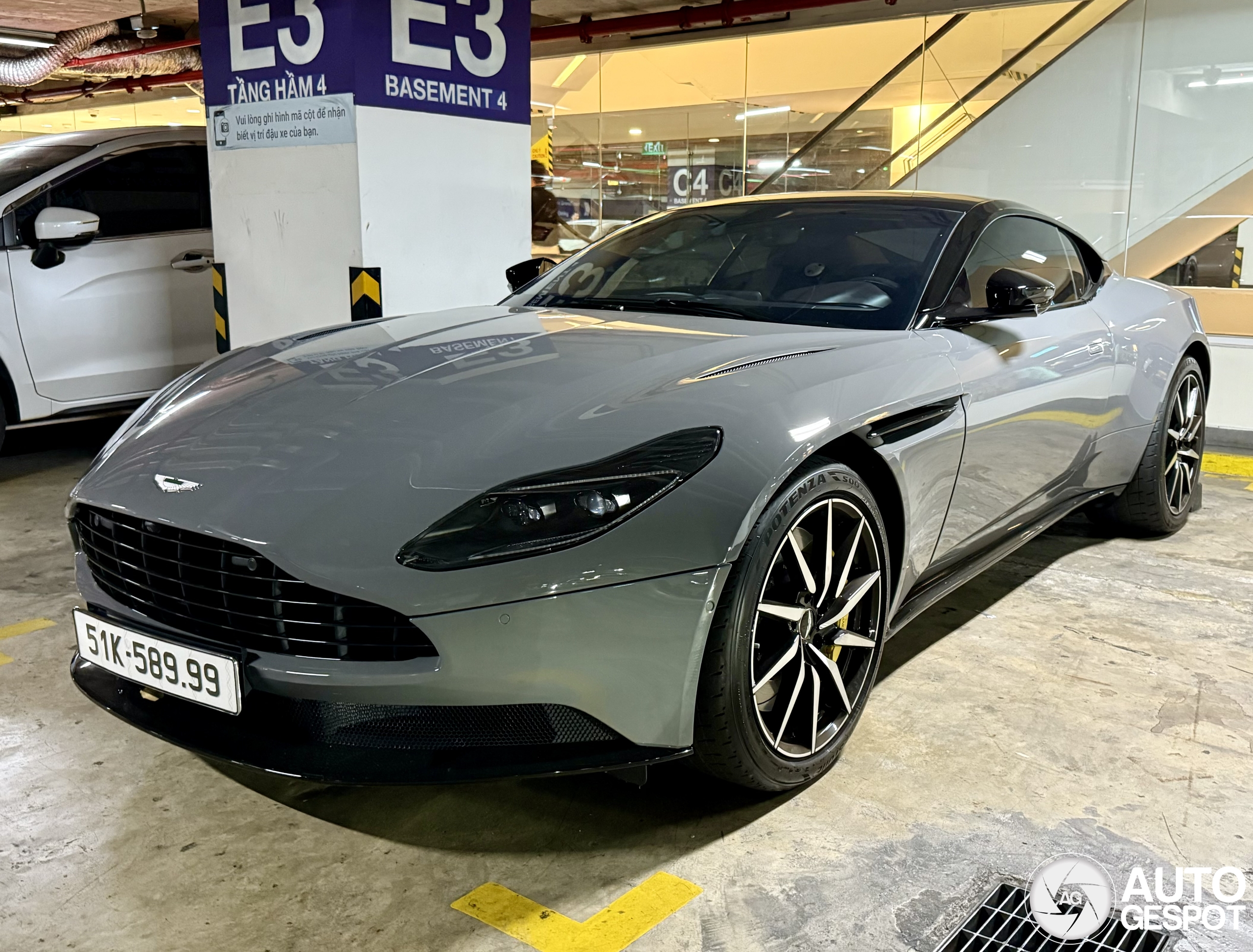 Aston Martin DB11 V8