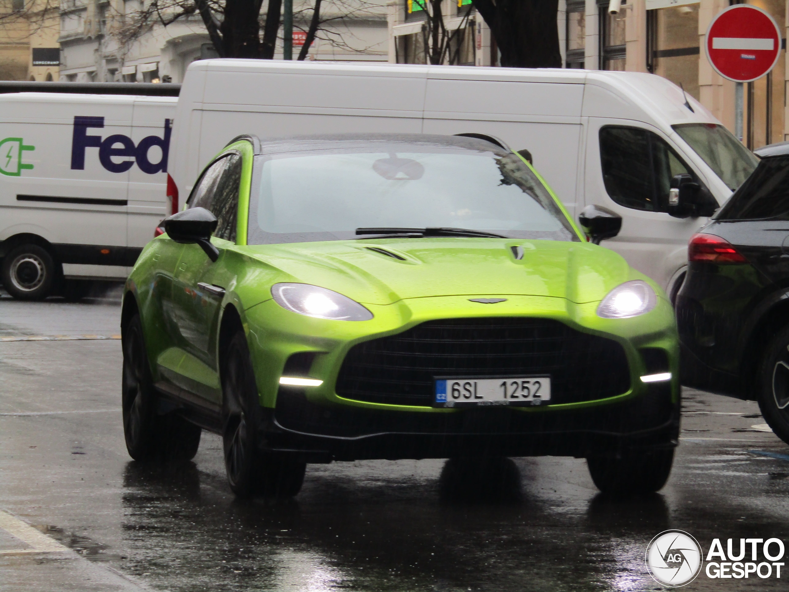 Aston Martin DBX707