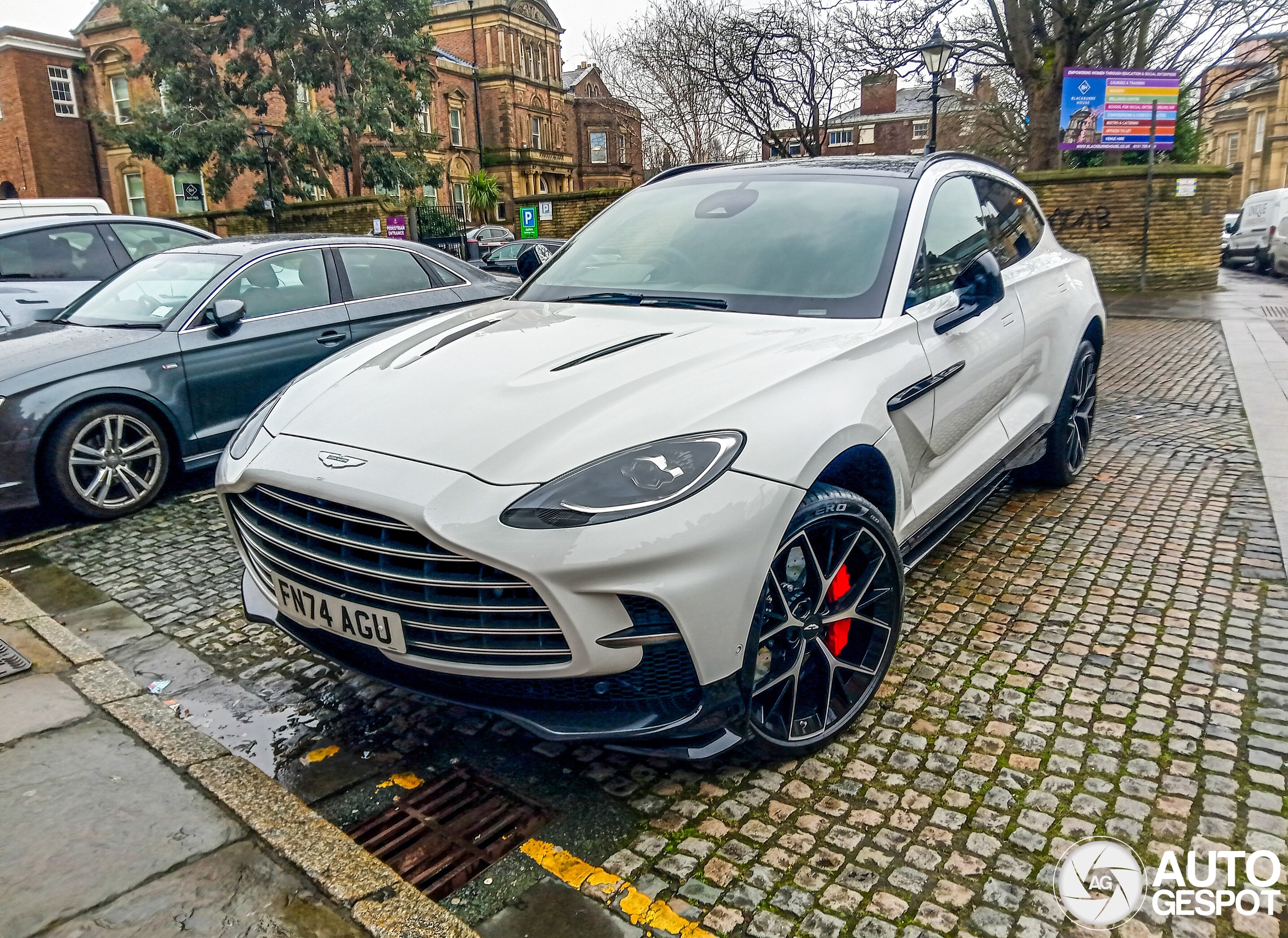 Aston Martin DBX707