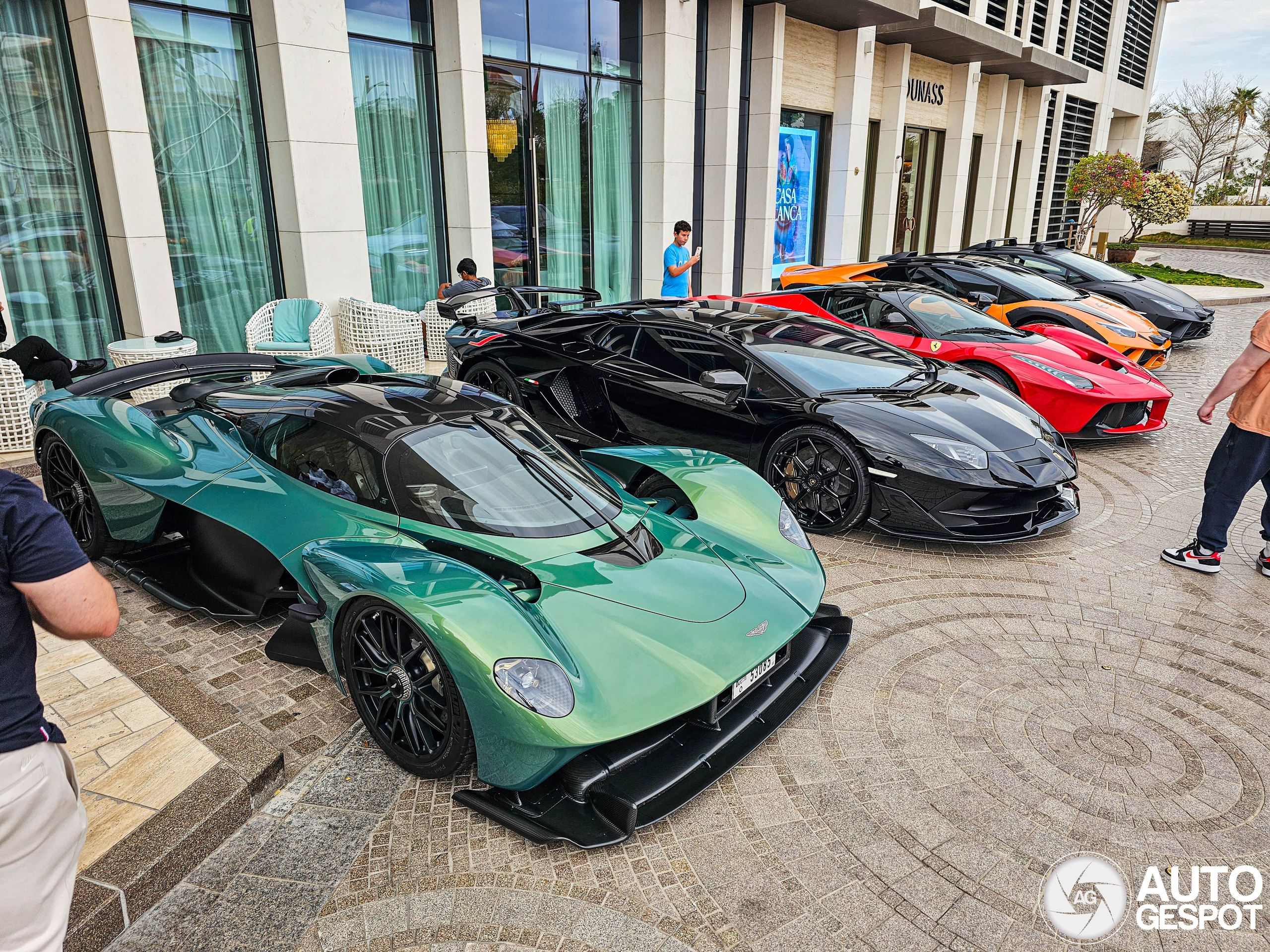 Aston Martin Valkyrie steelt alle aandacht in deze combospot